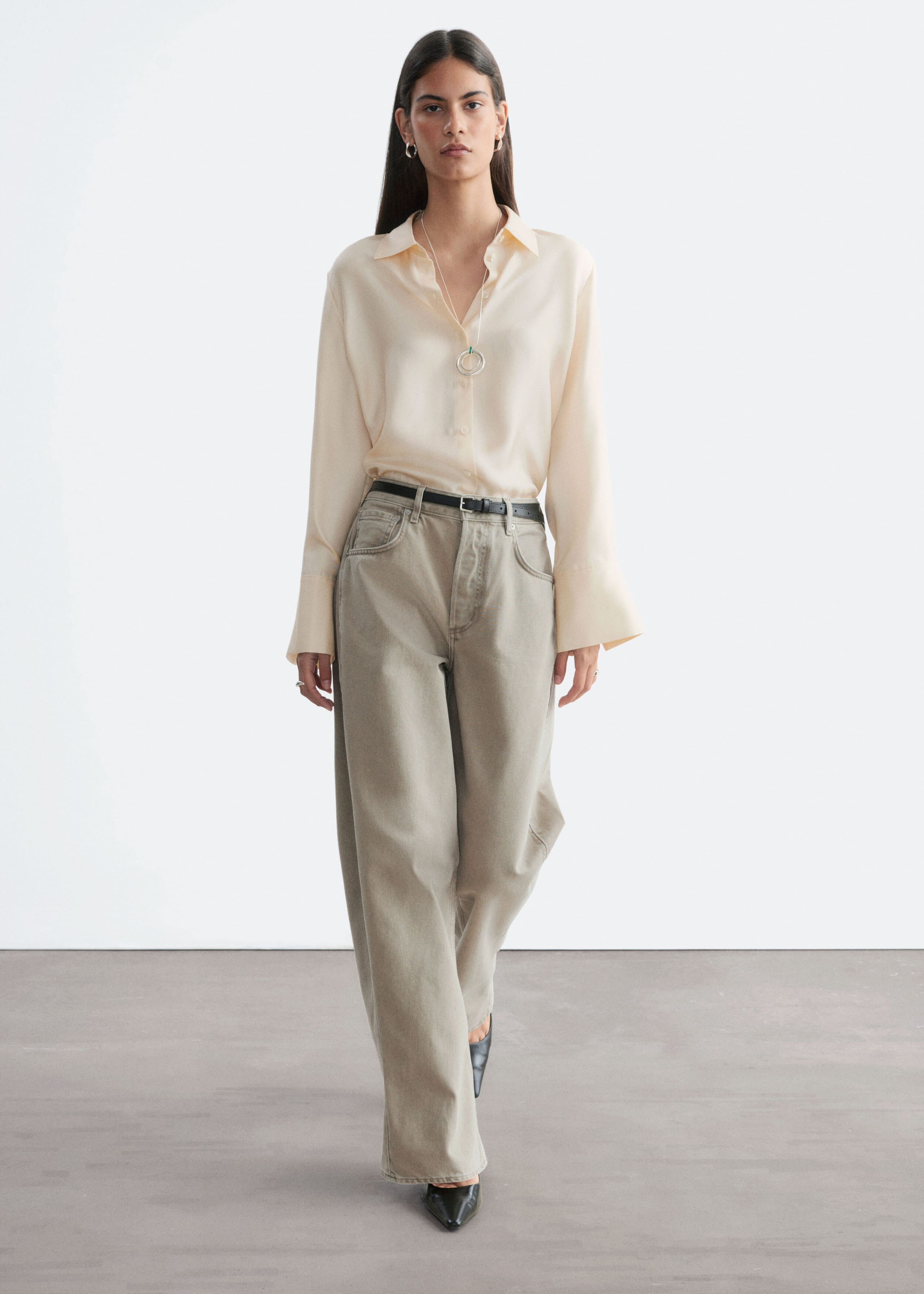 Barrel-Leg Jeans - Light Khaki - Lookbook