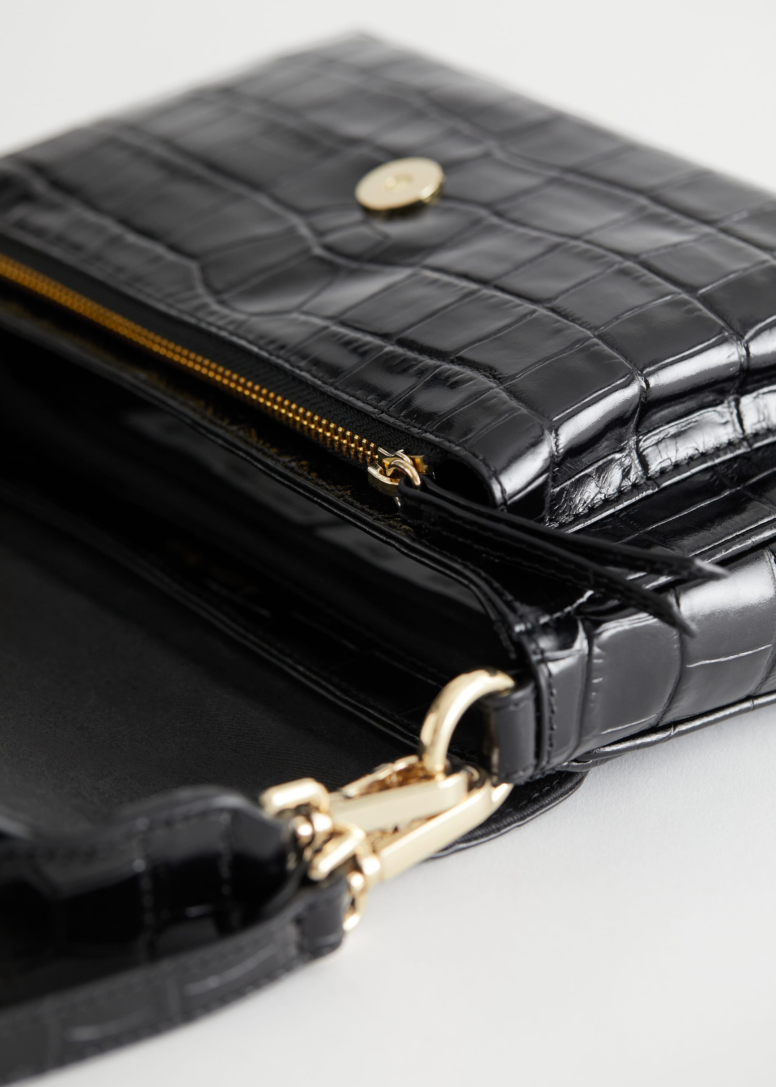 LeatherCrossbodyBag - {{variantName}} - Descrizione dettagliata