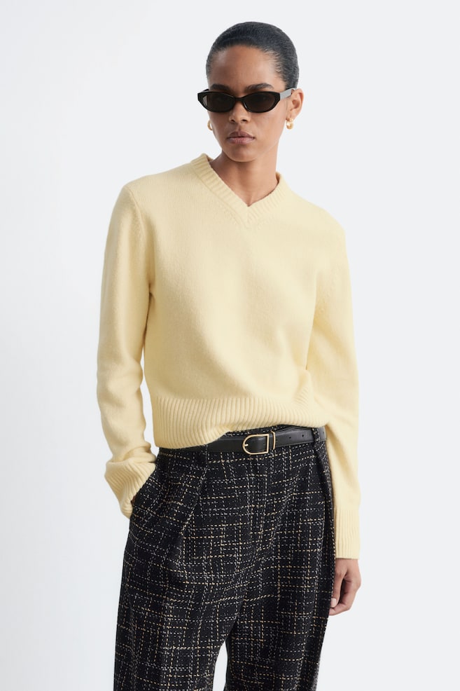 Sweter z dekoltem w szpic - Żółty/Grey/Ciemnoczerwony - 1