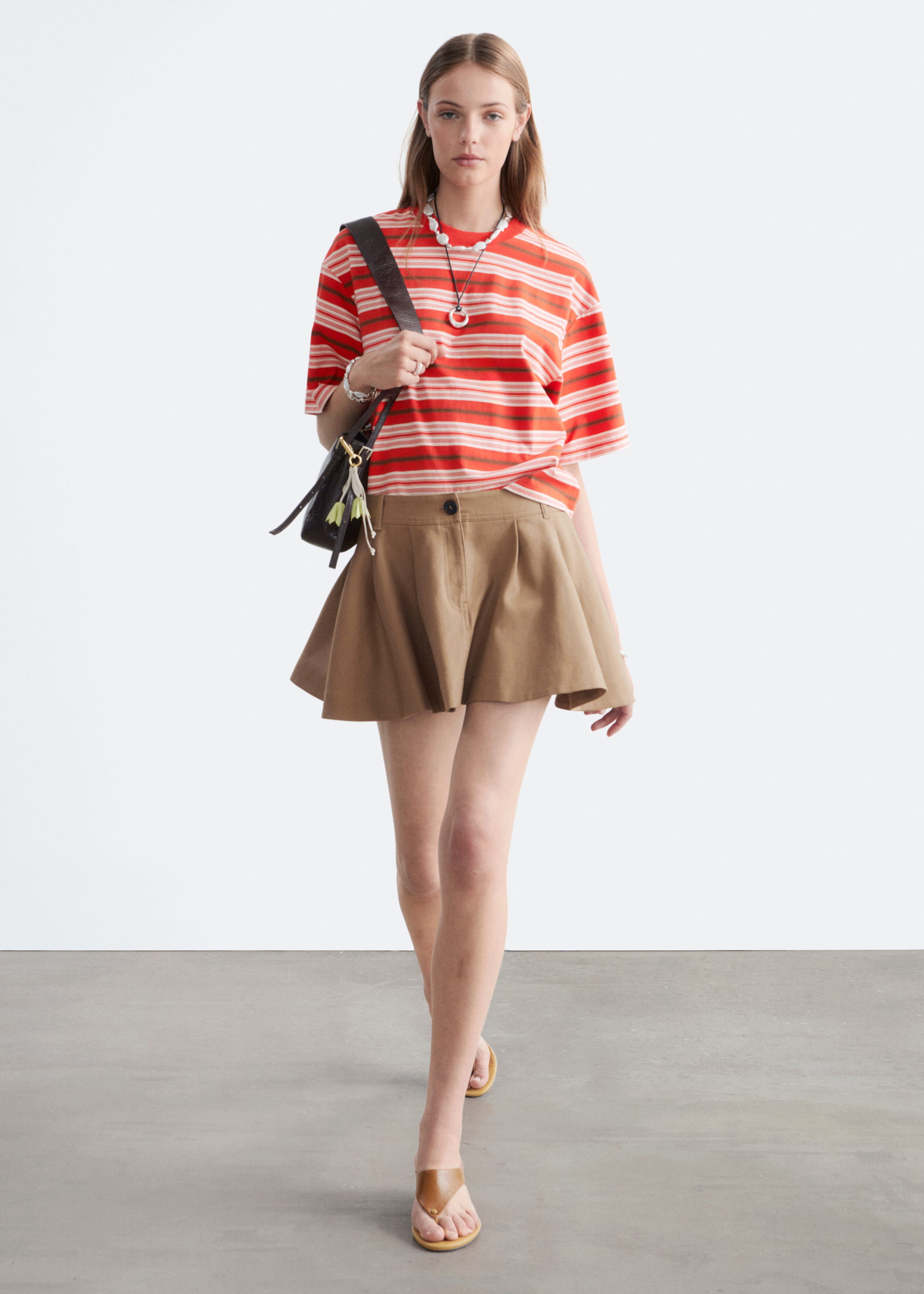 Minigonna a pieghe - Beige - Lookbook