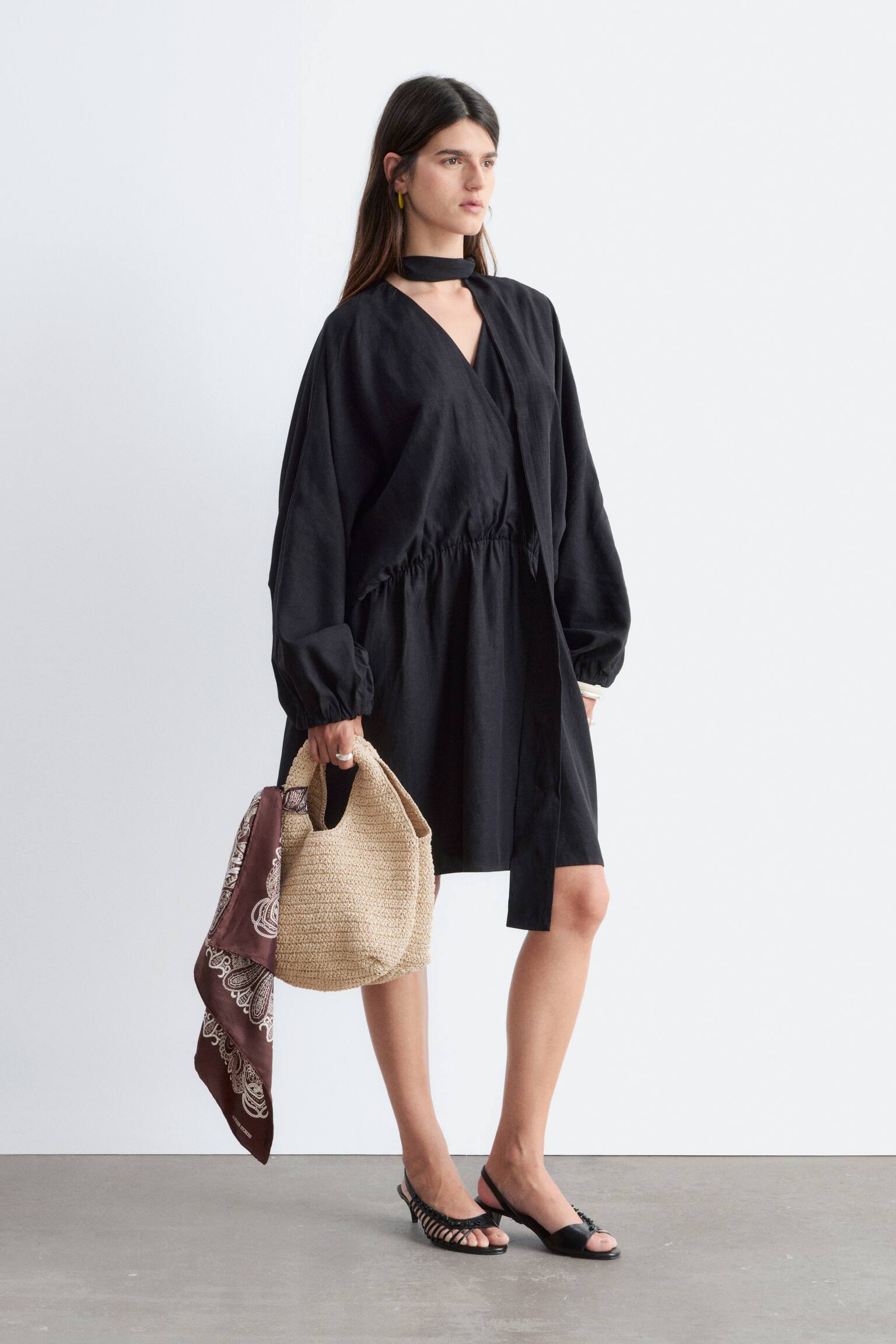 Kopertowa sukienka mini z szalikiem - Czarny/Biały - 5