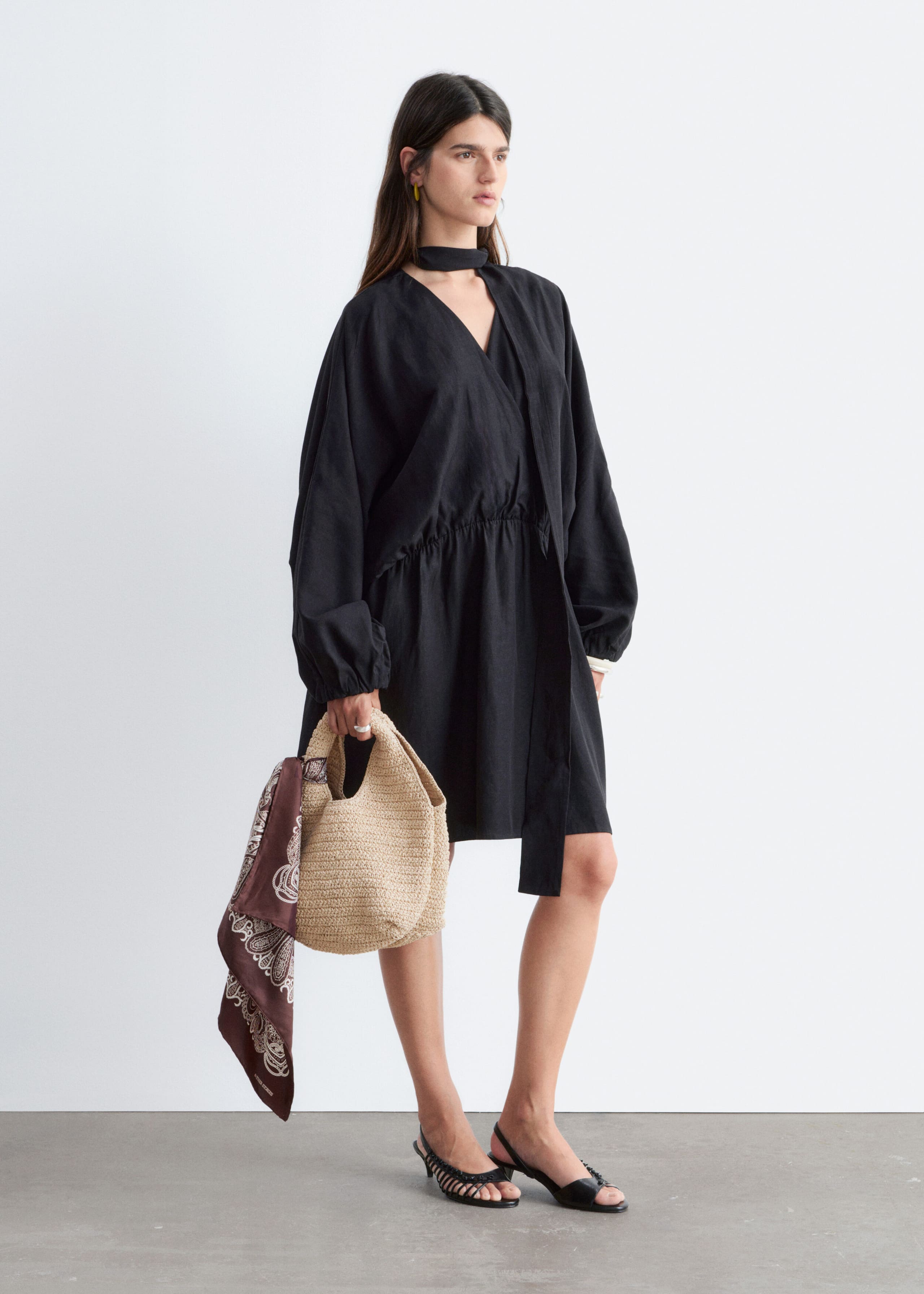 Mini-Wickelkleid mit Schal - Weiß - Lookbook