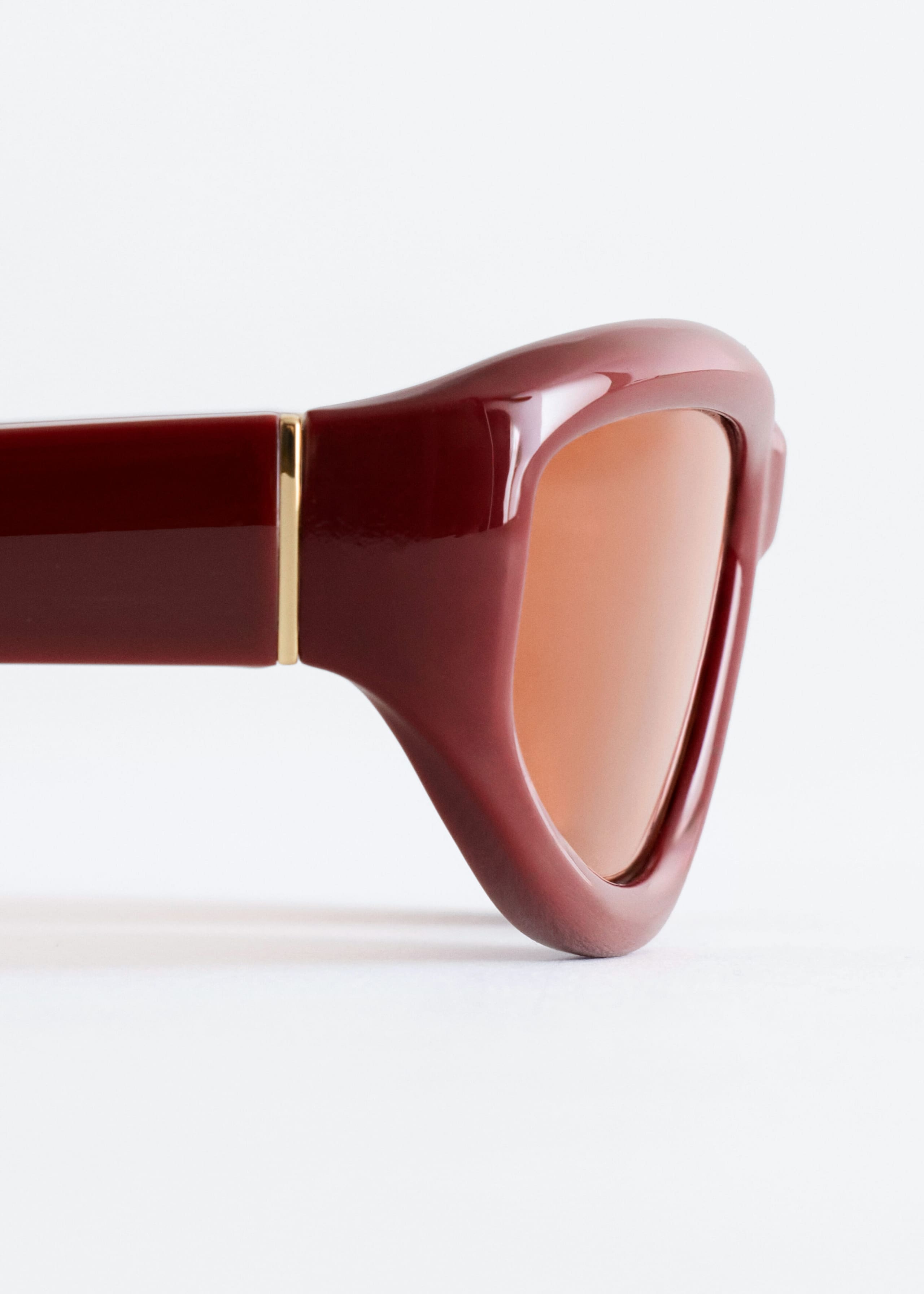 Oval Sunglasses - {{variantName}} - Descriptive Detail