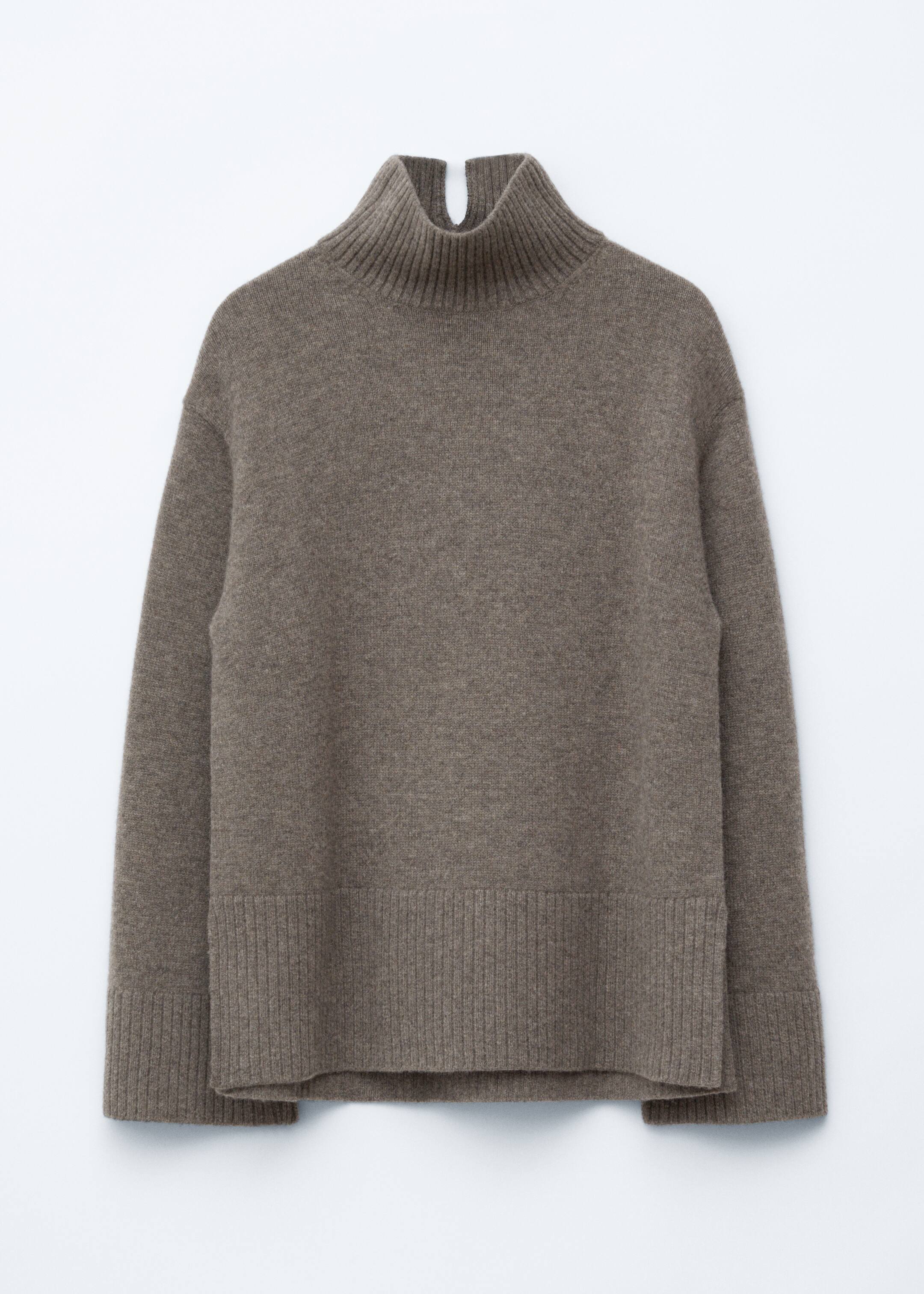 Grösseres Bild ansehen: Ein taupefarbener Strickrollkragenpullover mit einer übergroßen Silhouette wird präsentiert, mit einem Schlitz am hinteren Kragen und gerippten Details am Kragen, an den Bündchen und am Saum.