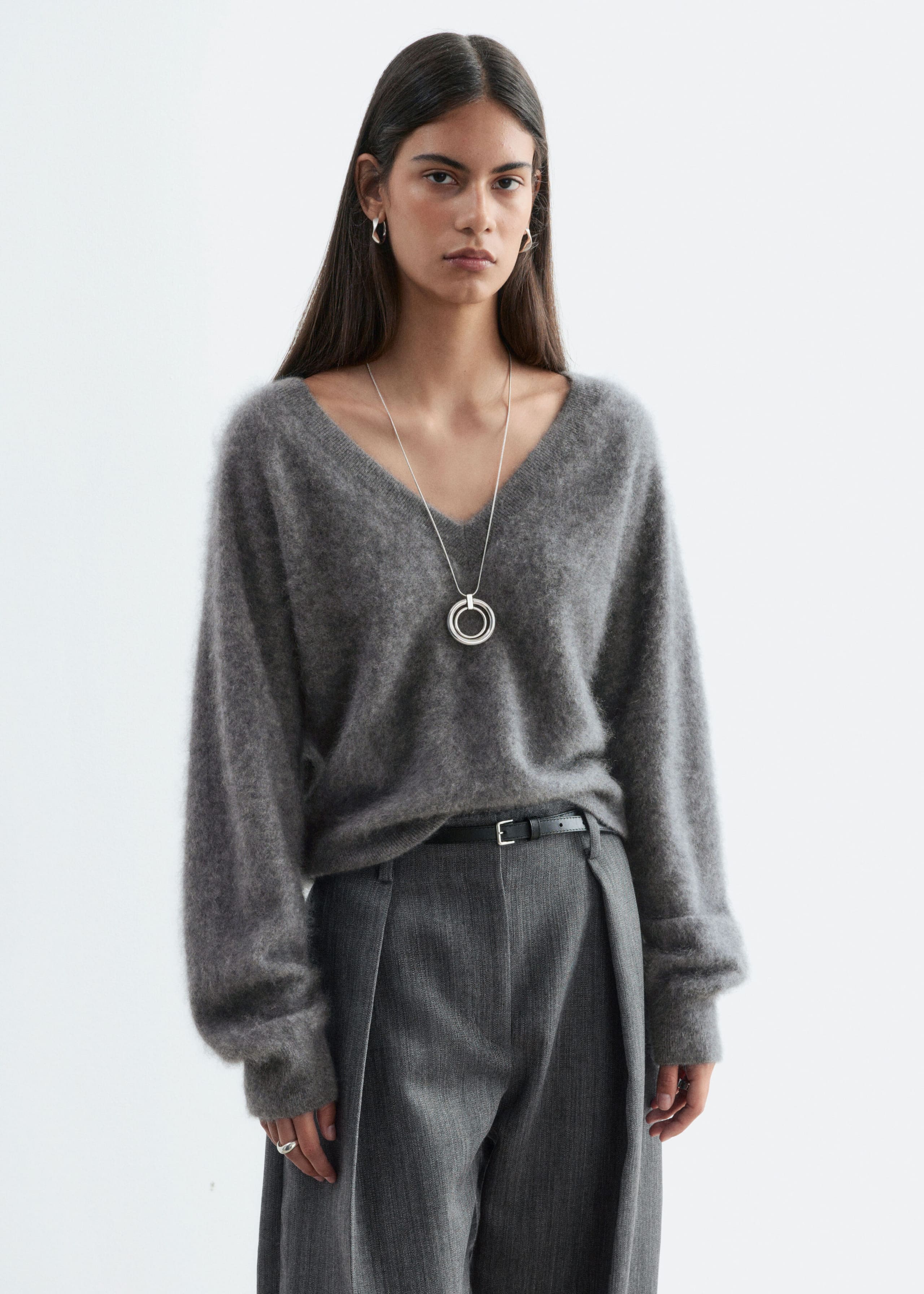 Borstad kashmirtröja med v-ringning – Grå – lookbook