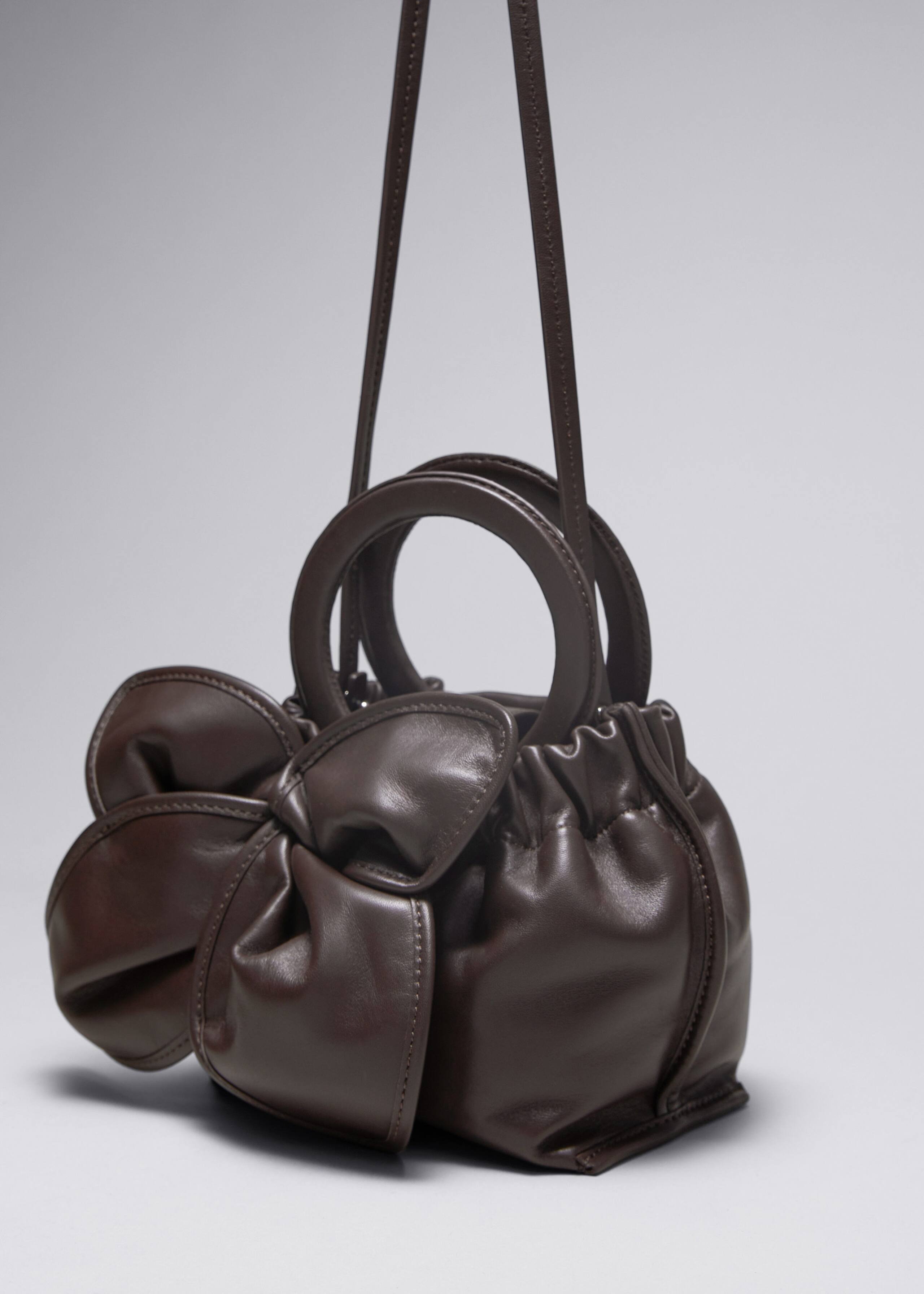 Borsa in pelle con fiore - Mogano - Natura morta