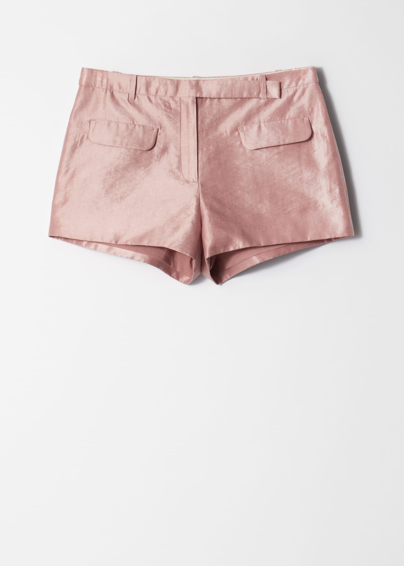 Satin Mini Shorts - Pudrově růžová halenka s volánky a výstřihem do V - 2
