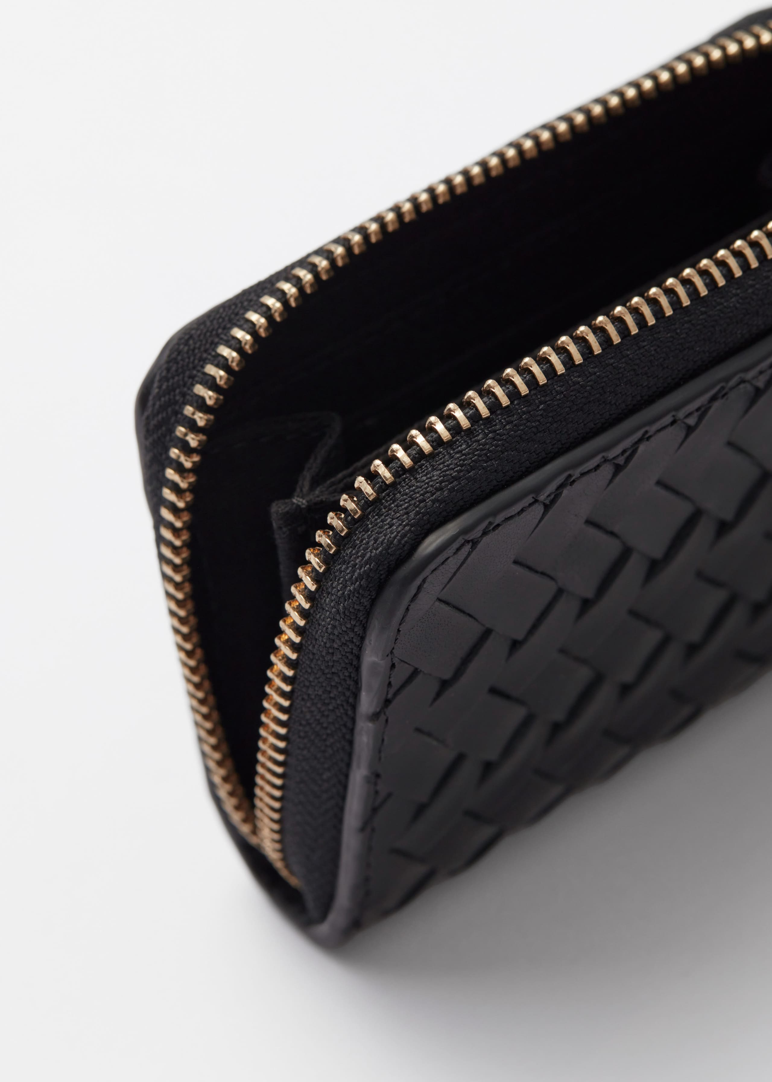 Cartera de piel trenzada - {{variantName}} - Detalle descriptivo