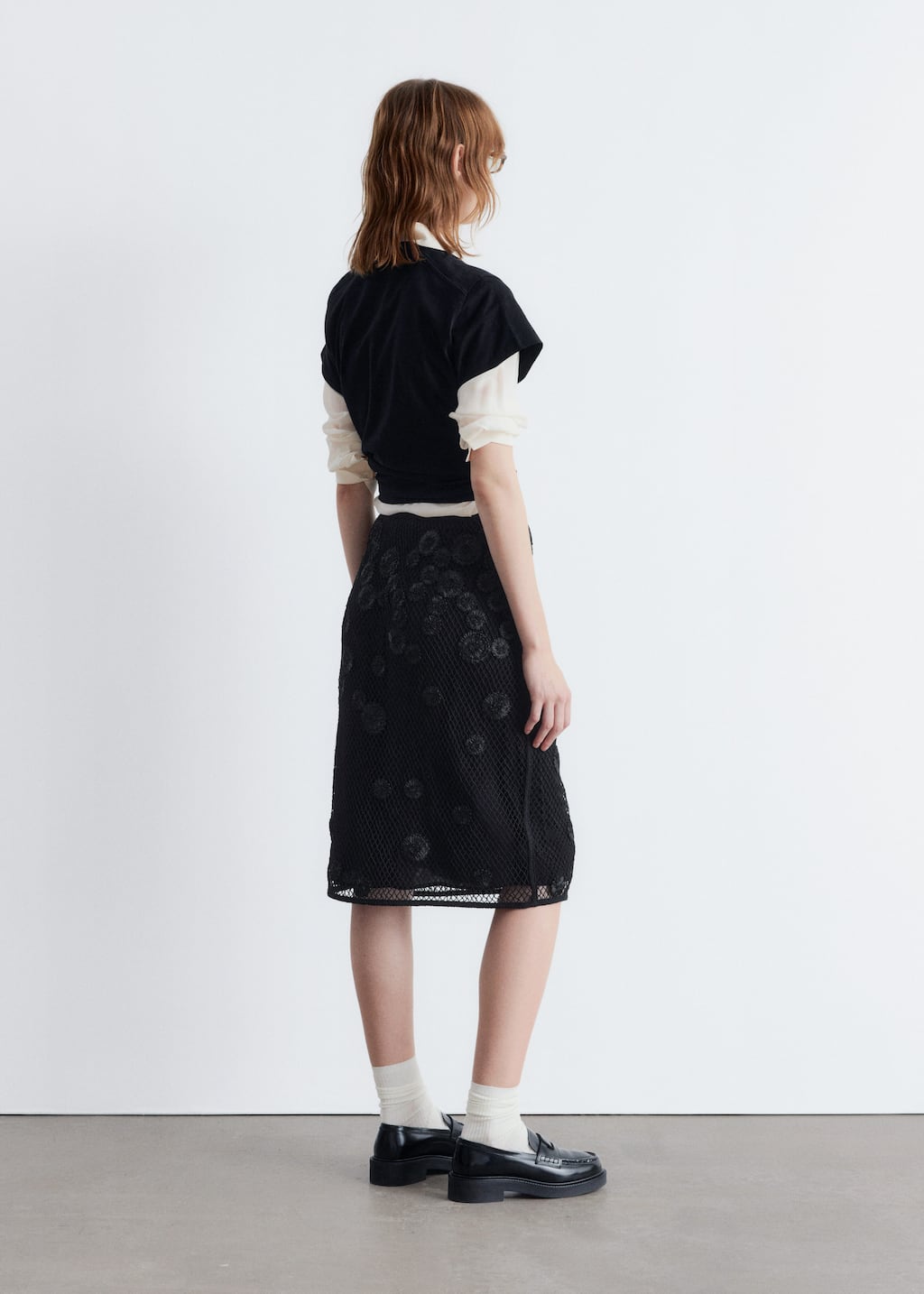 Image of Falda midi de malla con apliques florales