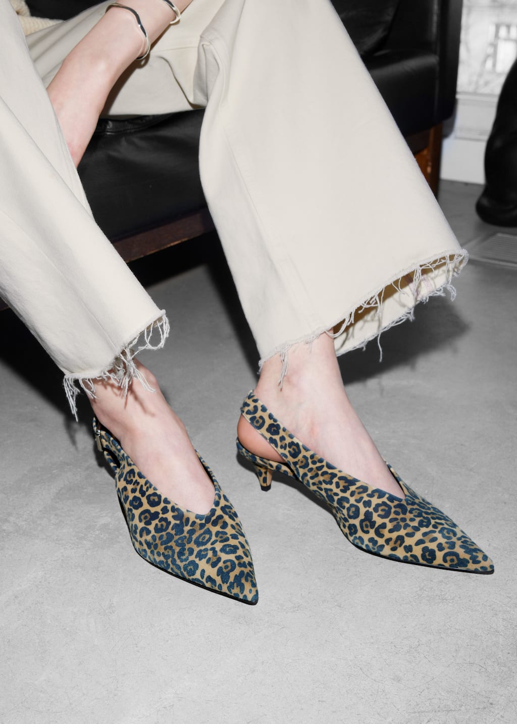 Escarpins en cuir à petits talons et bride arrière - Daim beige - Lookbook