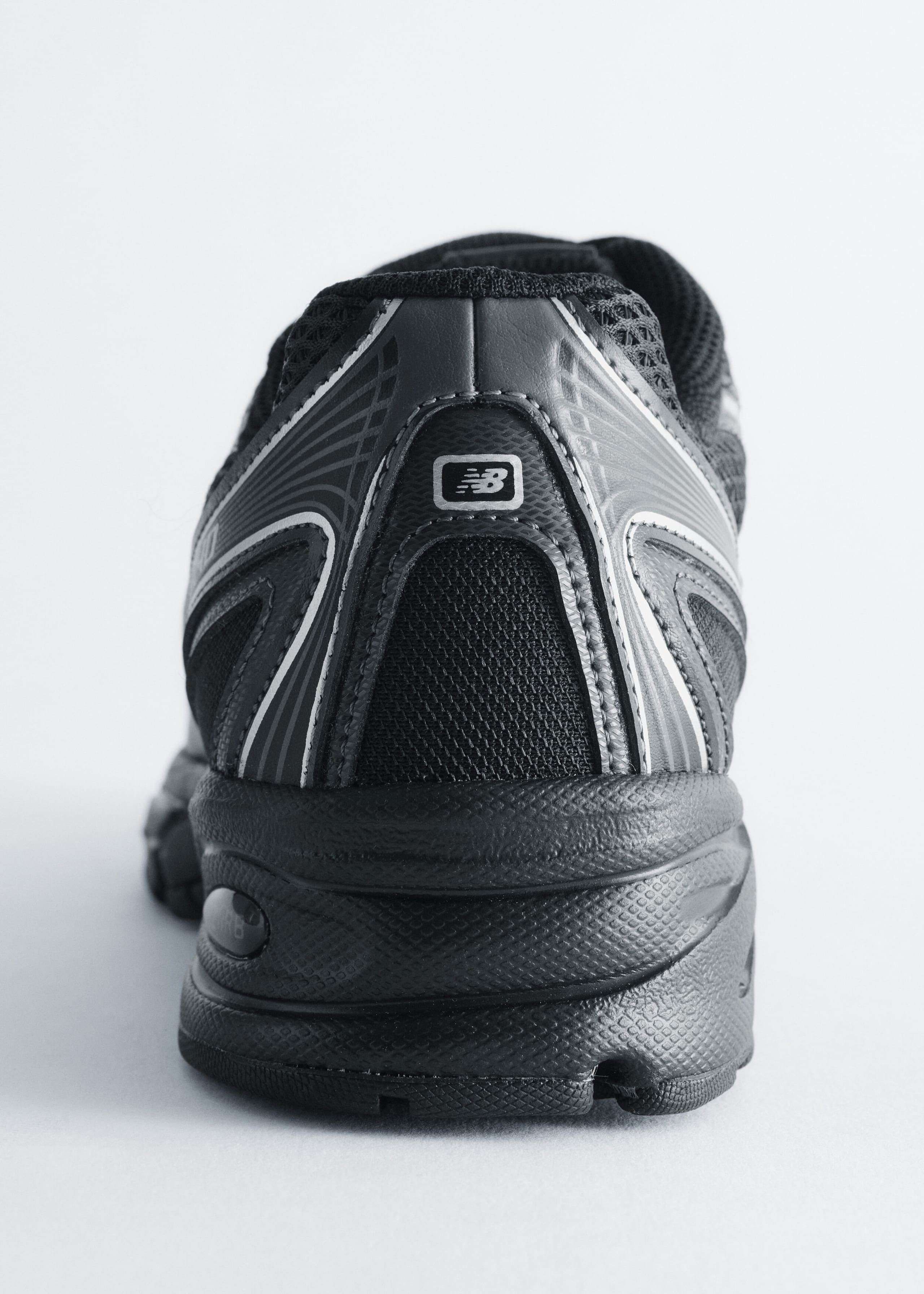New Balance 740 Sneakers - Black - Still Life