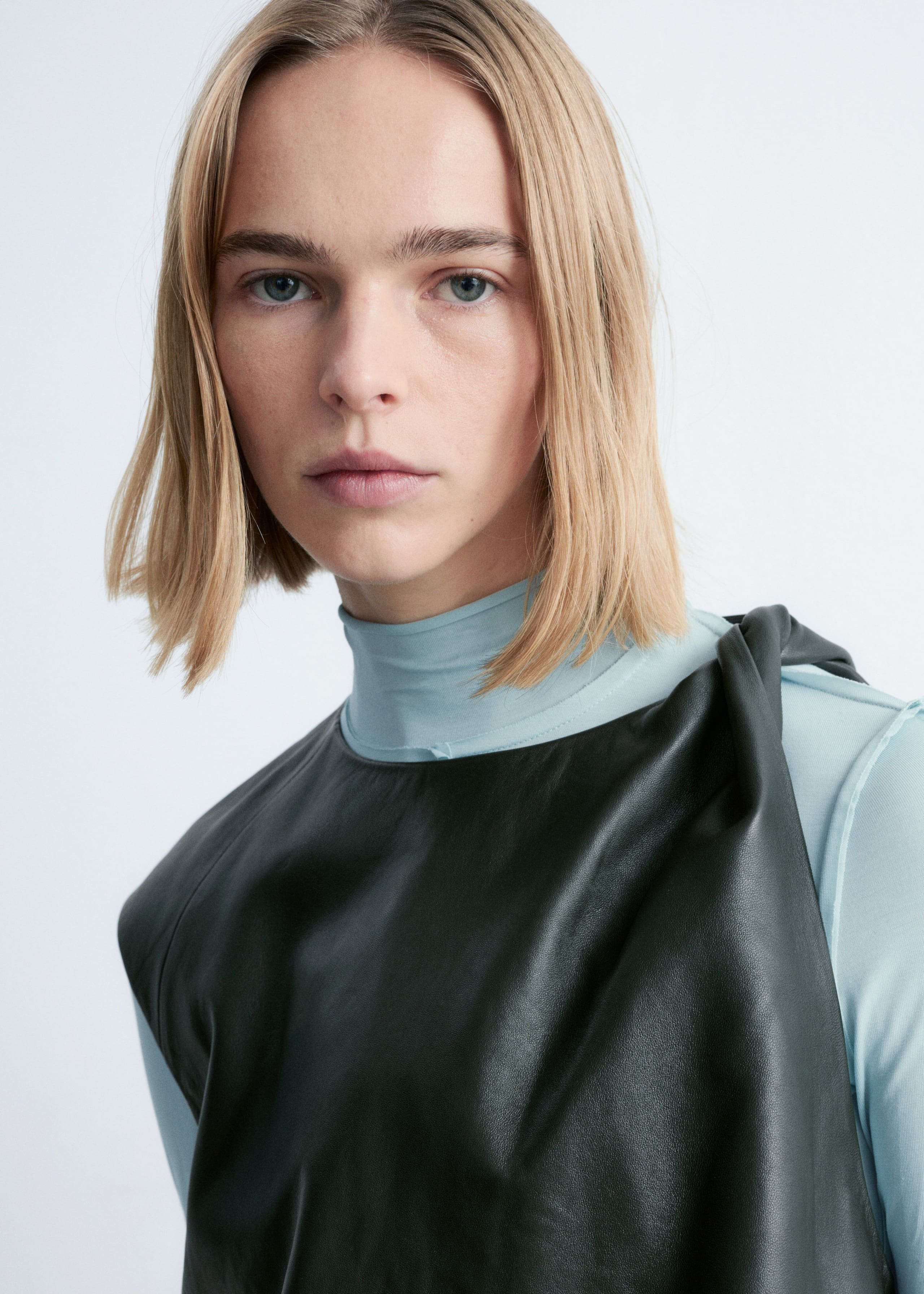 Image of Haut en cuir à épaule torsadée