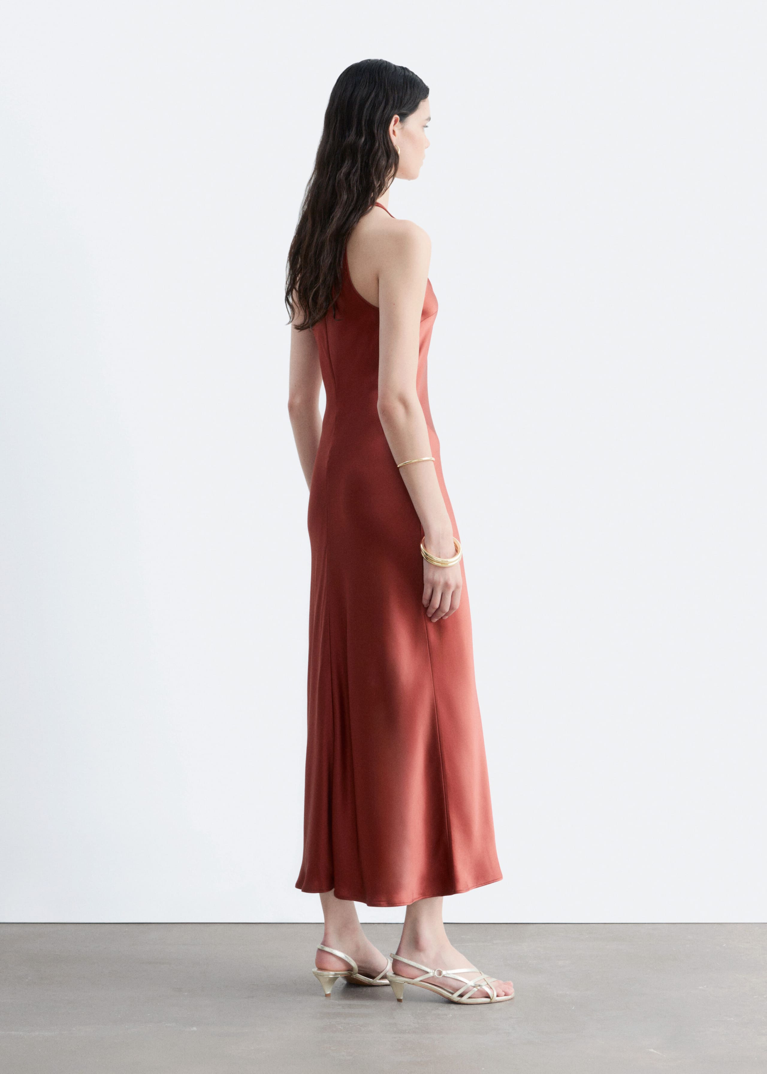 Ärmelloses Midikleid aus Satin - Rosa - Lookbook