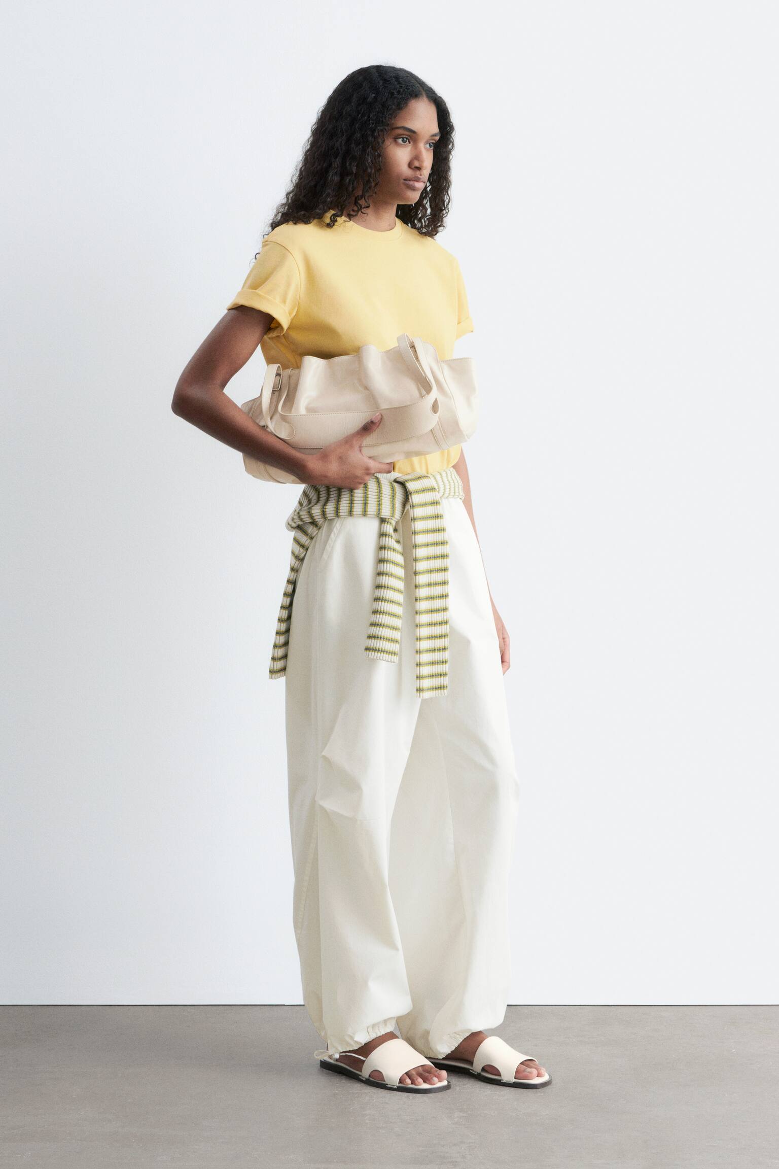 Bavlněné tričko s kulatým výstřihem - Žlutá/Světle Modrá/Bílá/Světle růžová/Tmavě hnědá/Černá/Námořnické/Bílé Pruhy/Červená - 6