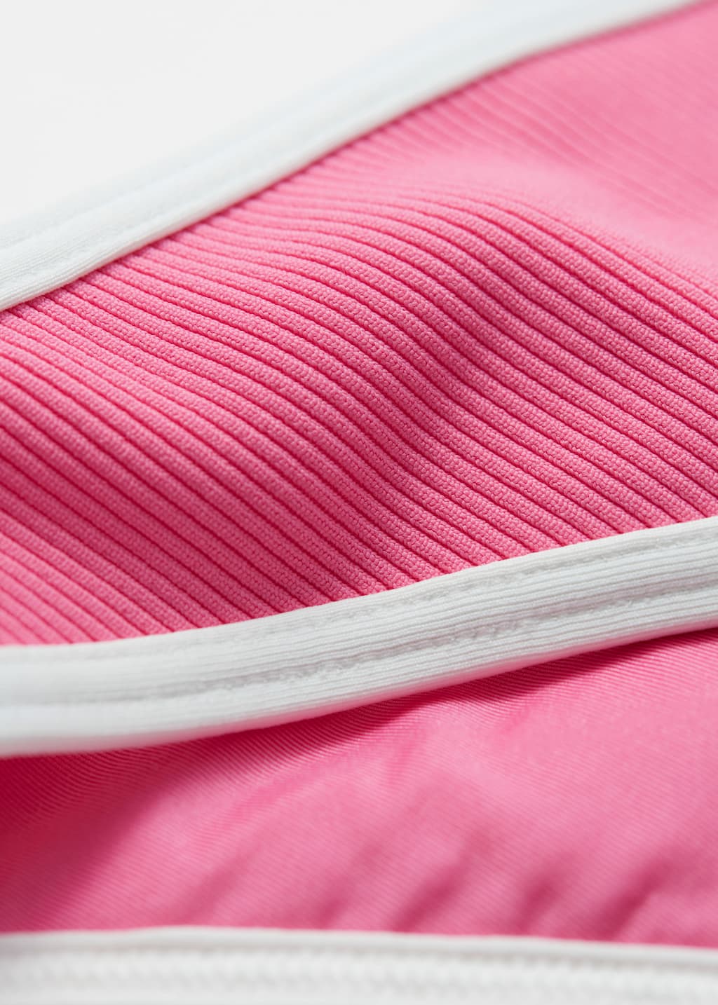 Image of Bikinihose mit Kontrast-Details