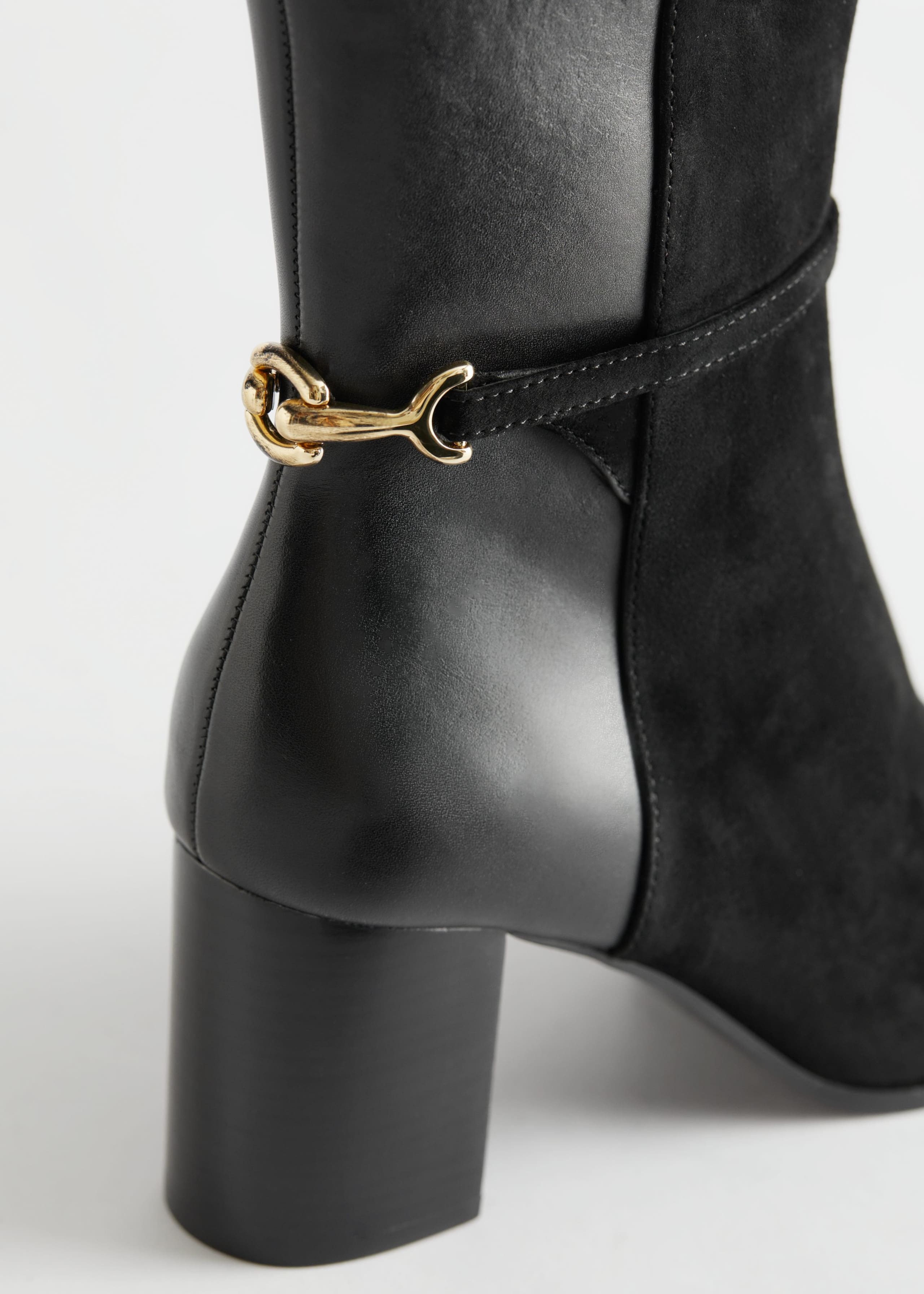 Buckled Suede Leather Heeled Boots - {{variantName}} - Descrizione dettagliata