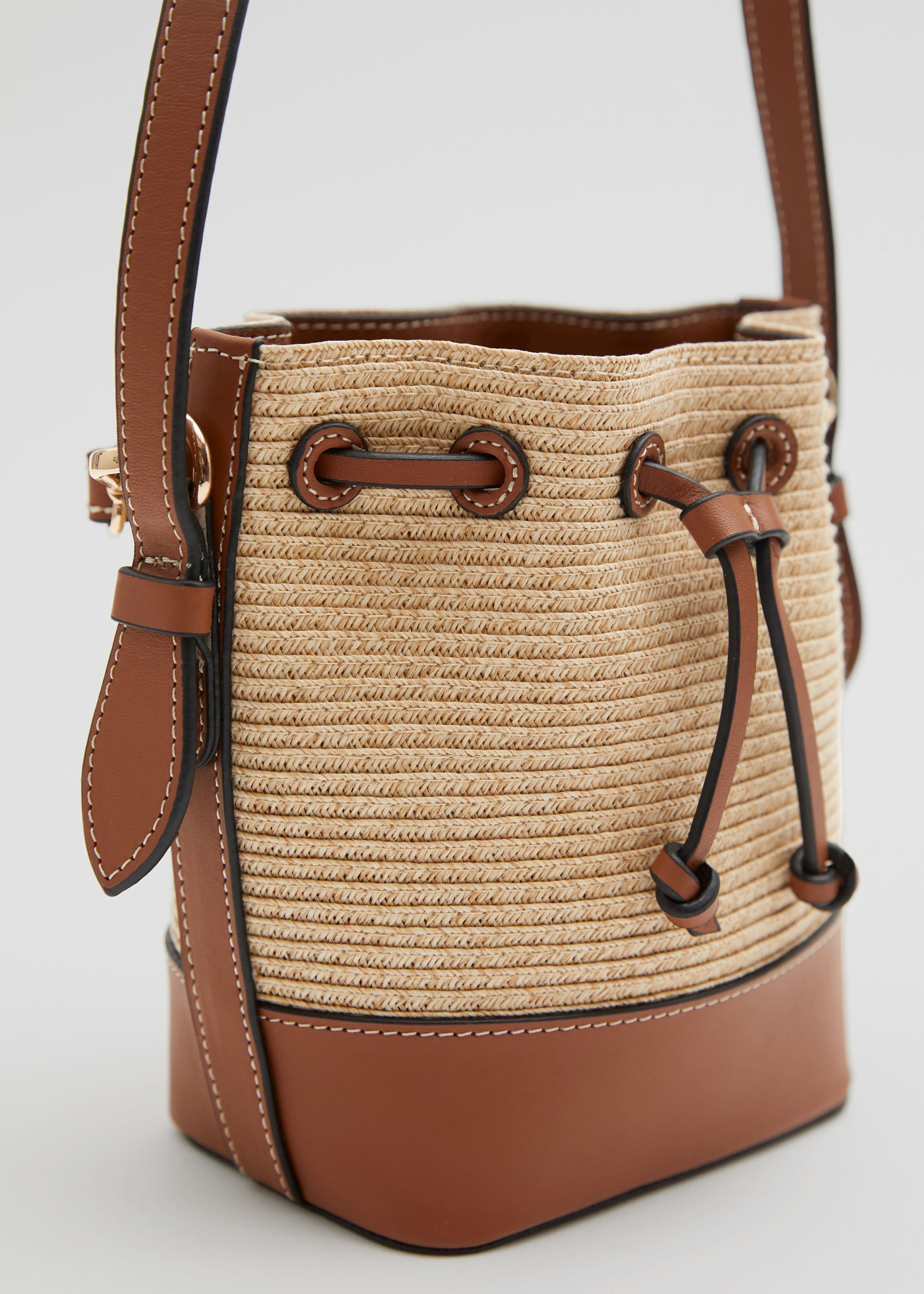 SmallLeatherTrimmedStrawBucket - {{variantName}} - Descrizione dettagliata