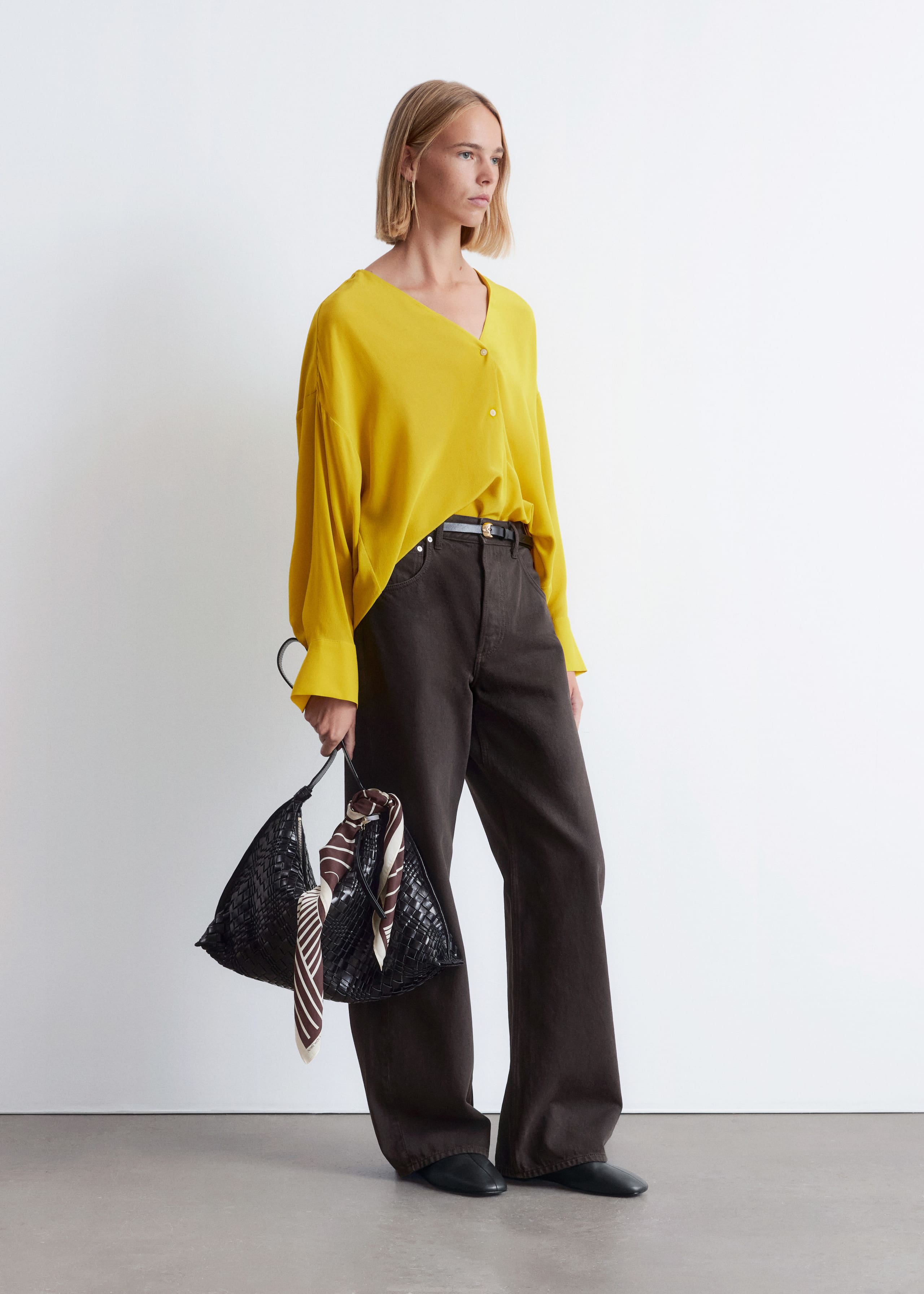 Image of Oversized-Seidenbluse mit V-Ausschnitt