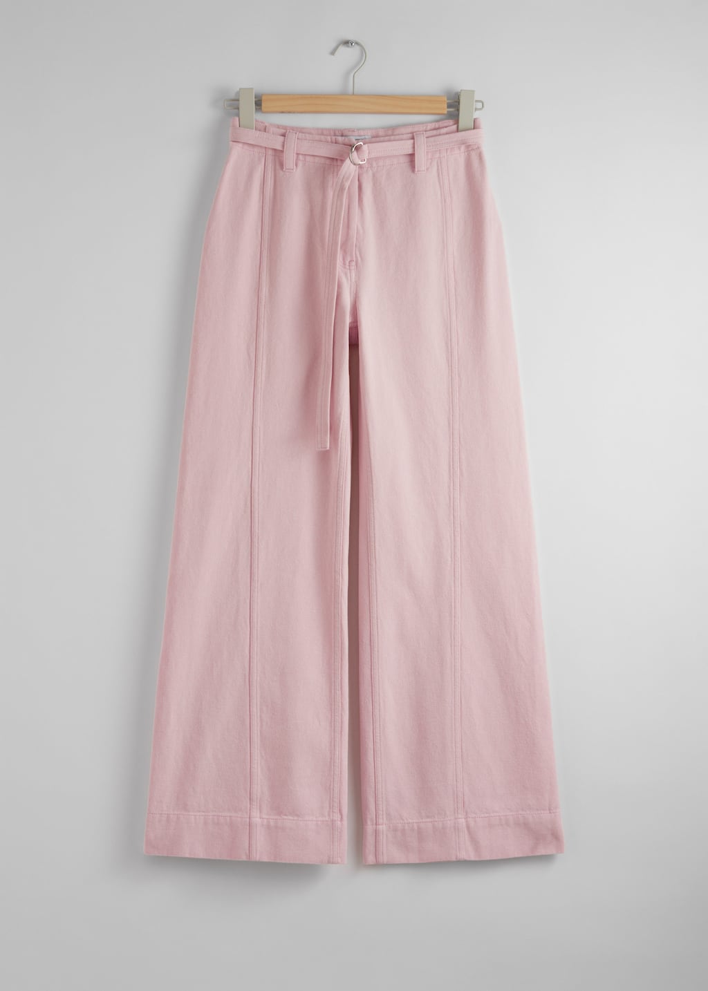Pantalones relajados con cinturón