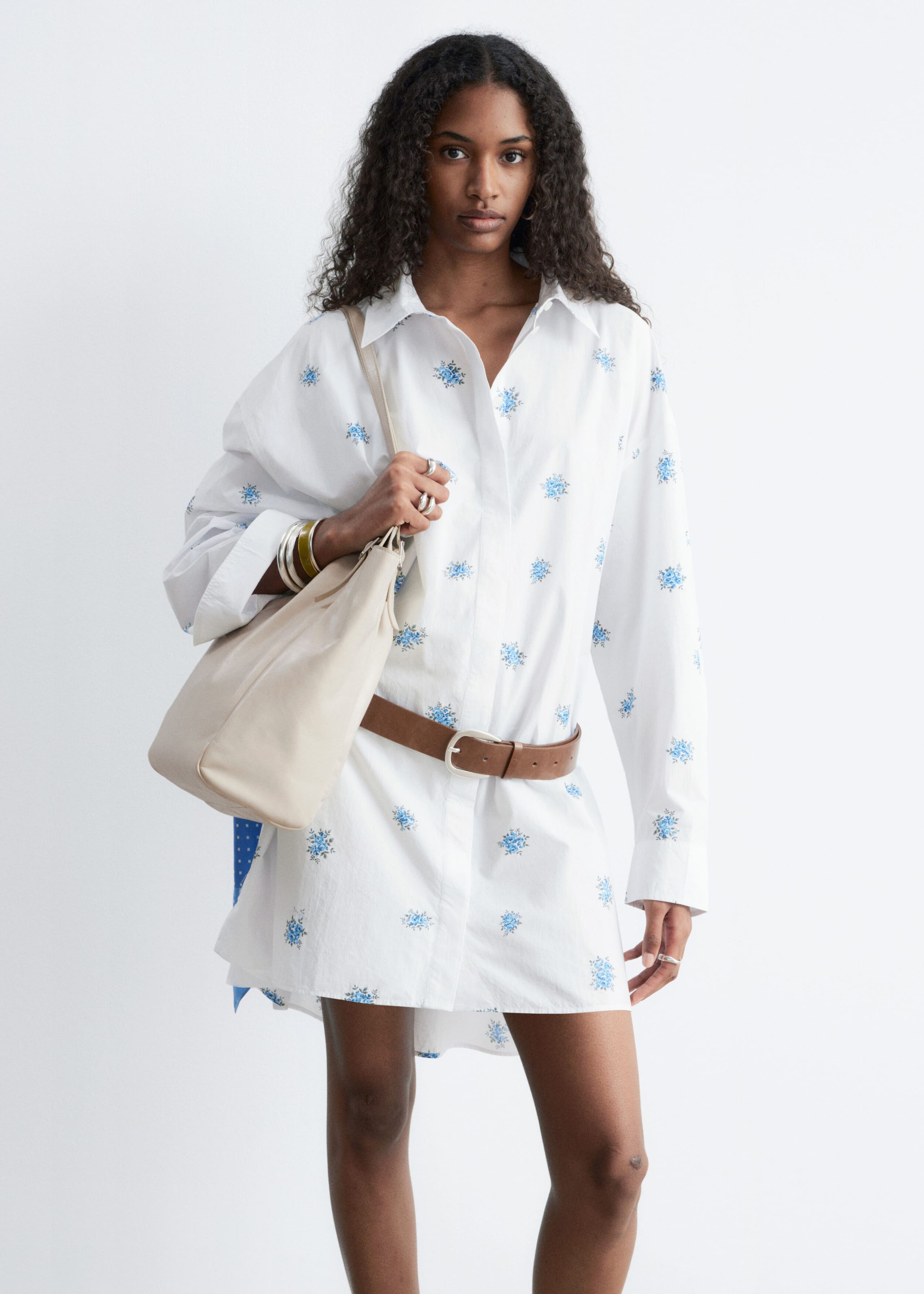 Oversized miniklänning i skjortmodell – Vit/blåblommig – lookbook