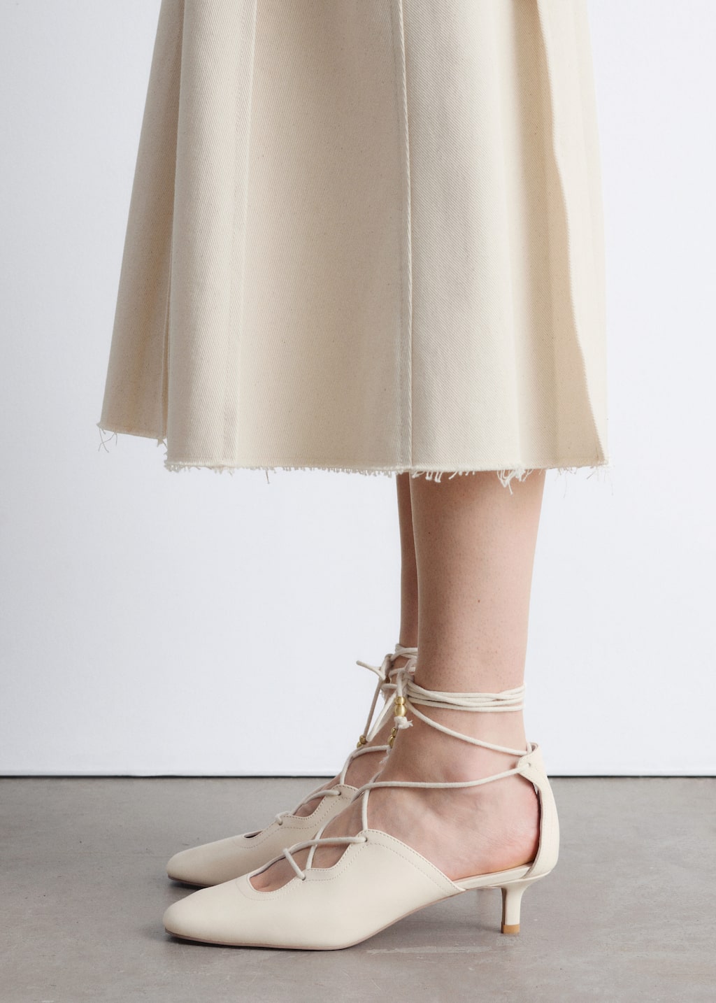 Läderpumps med snörning – Crèmevit – lookbook