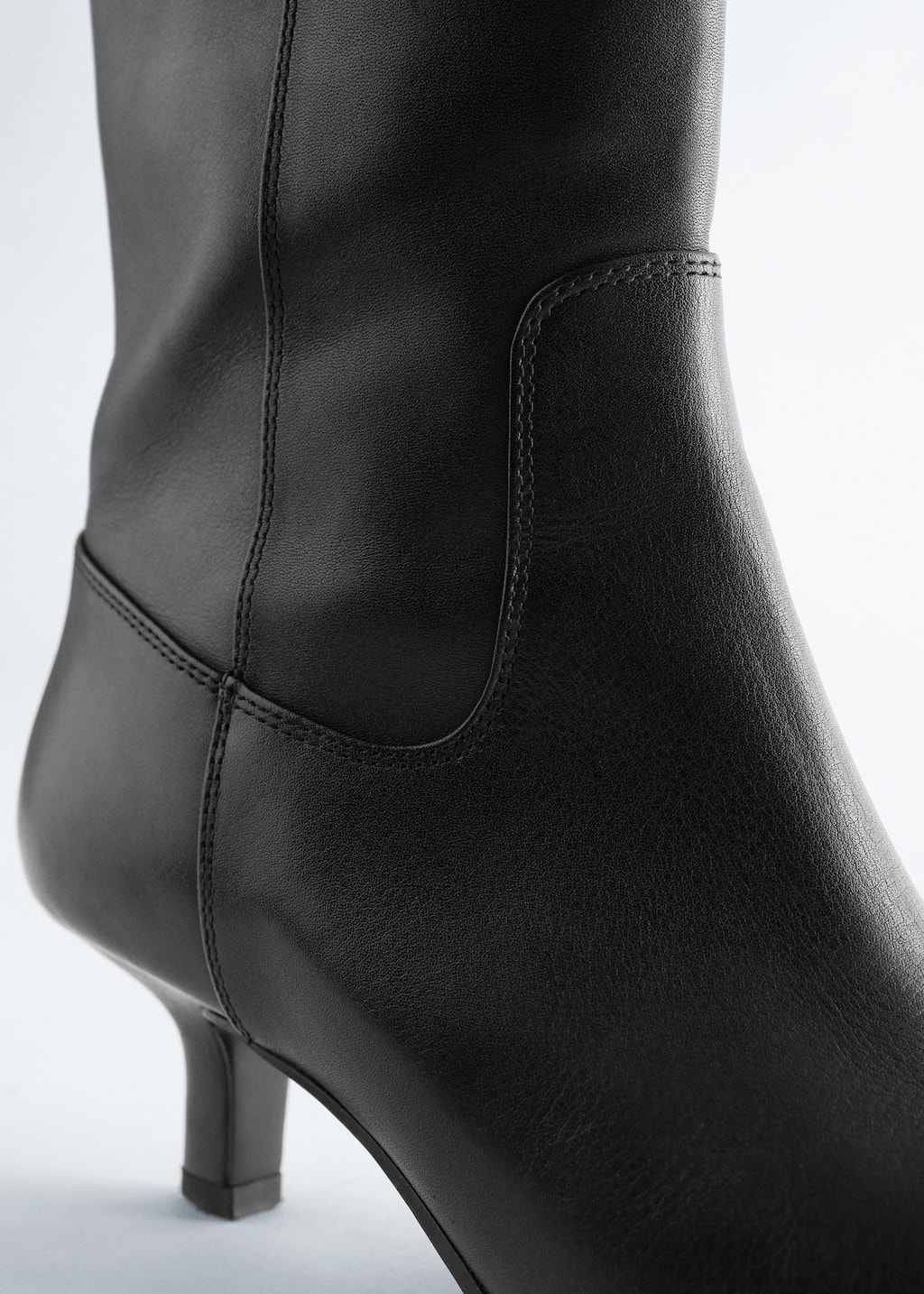 Image of Ankle Boots aus Veloursleder mit Kitten-Heel