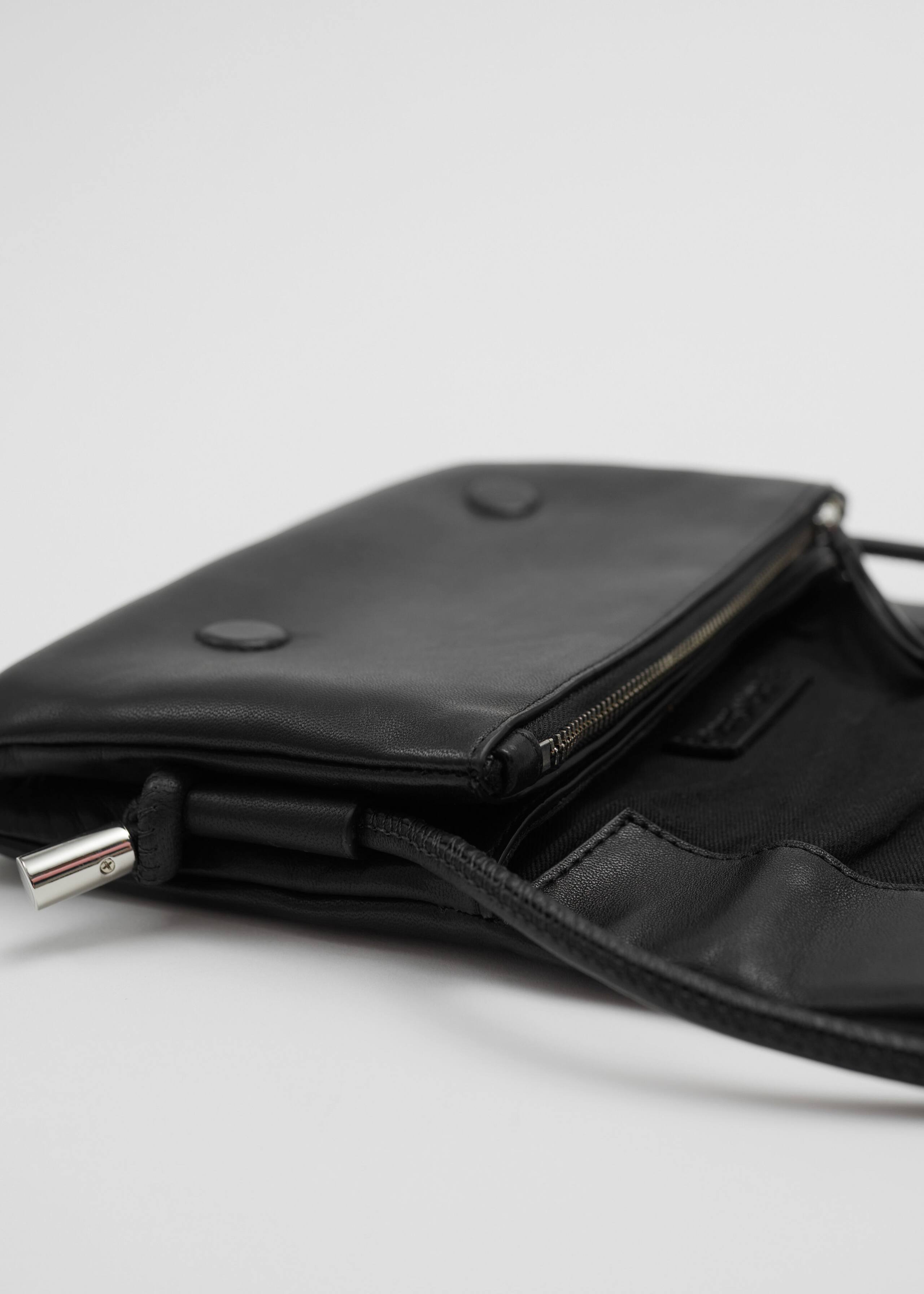 Borsa a tracolla in pelle - {{variantName}} - Descrizione dettagliata