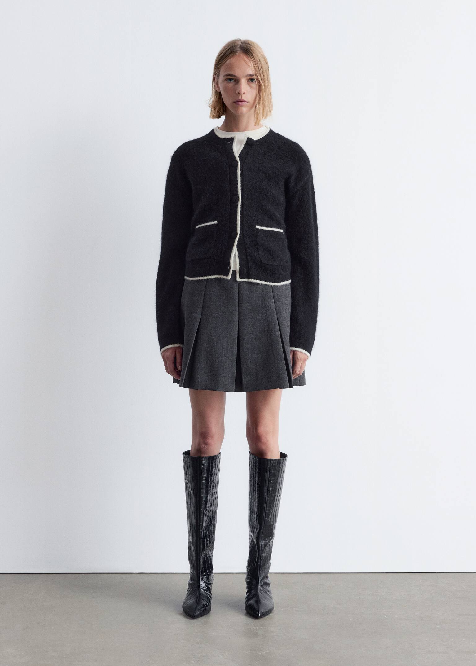 Kastenförmige Strickjacke mit Rundhalsausschnitt - Schwarz/Elfenbein - 6
