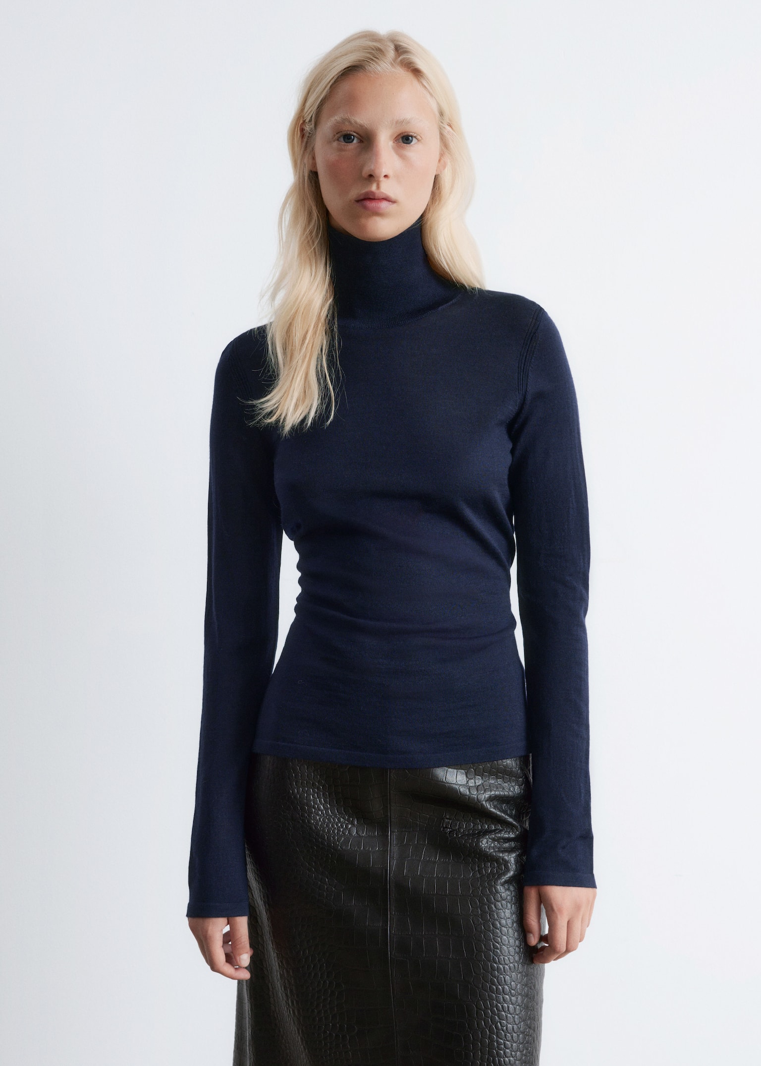 Rollkragenpullover aus fein gestrickter Wolle - Dunkelblau/Dunkelbraun/Helllila/Gelb - 1