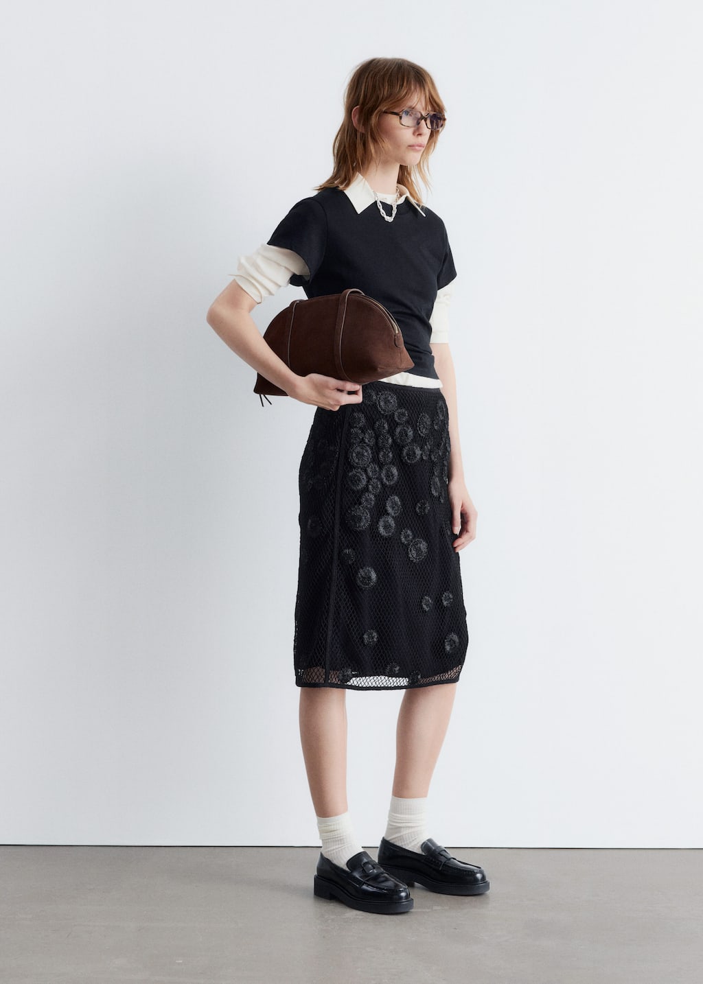 Image of Falda midi de malla con apliques florales