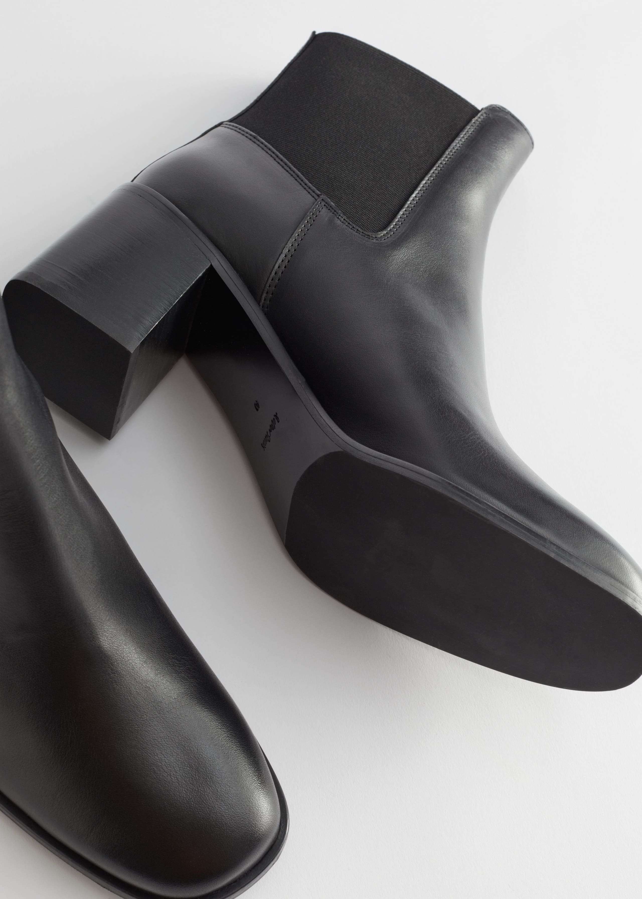 Block Heel Chelsea Boots - {{variantName}} - Detalle descriptivo