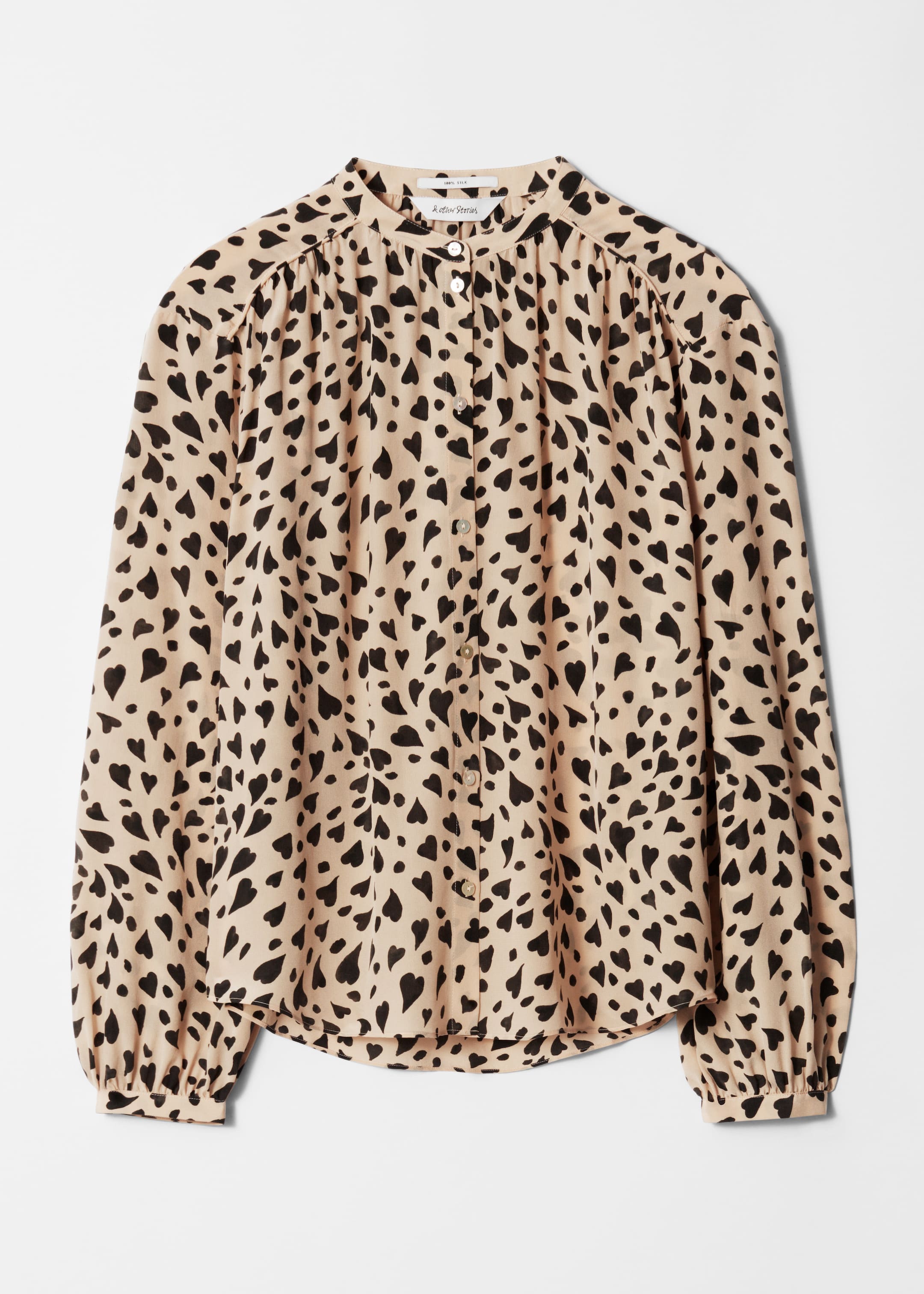 Visualizza immagine più grande: Blusa in seta dalla vestibilità rilassata - Beige con motivo a cuori - DONNA | H&M IT 1