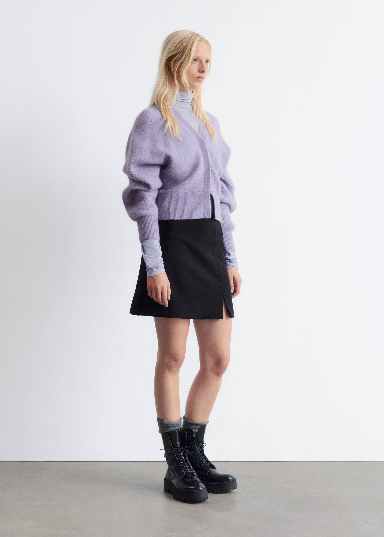 Kurze Strickjacke aus Alpakamischung - Helllila/Braun - 4