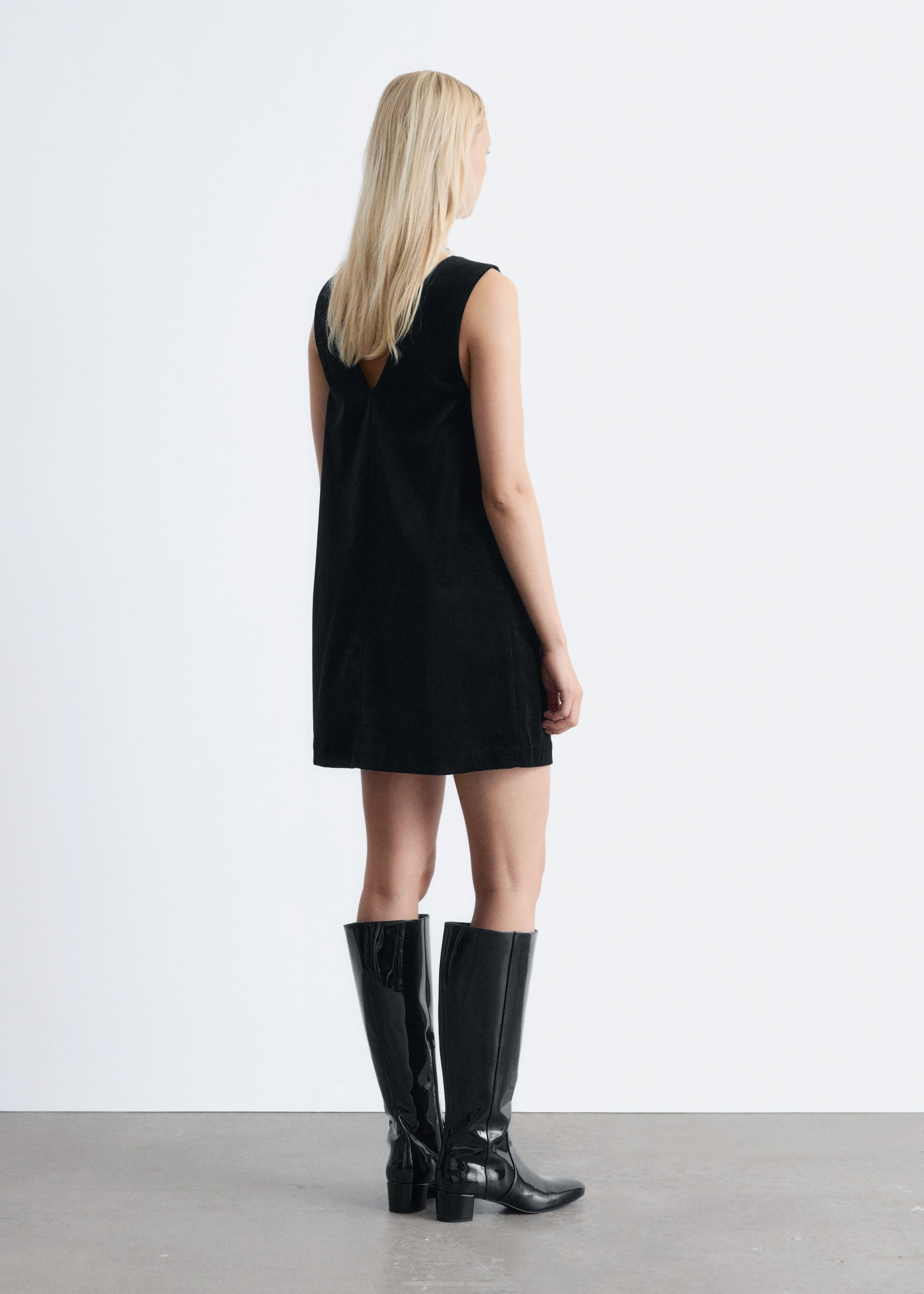 Image of Minikleid aus Samt mit V-Ausschnitt