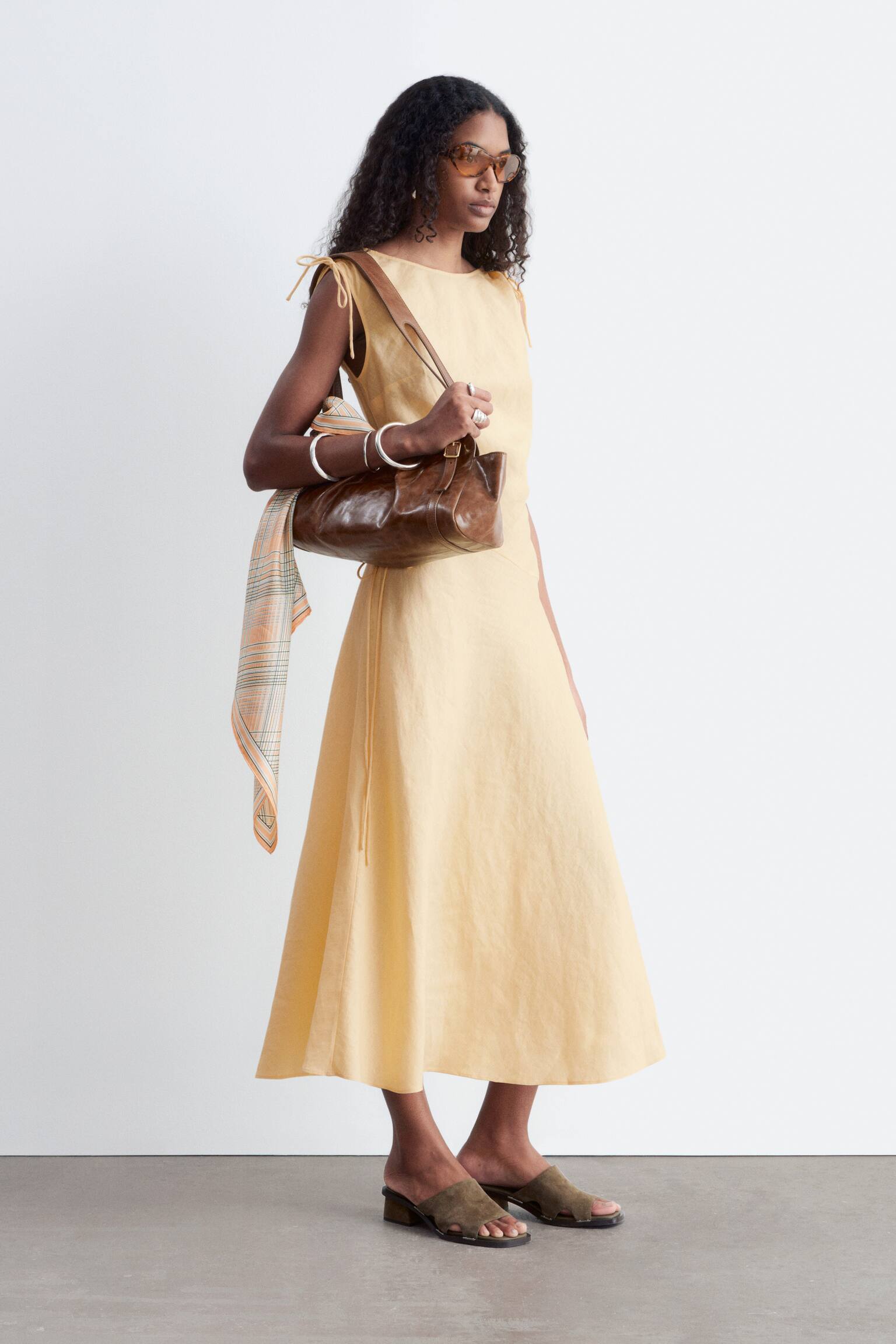 Ausgestelltes Midikleid aus Leinen - 6