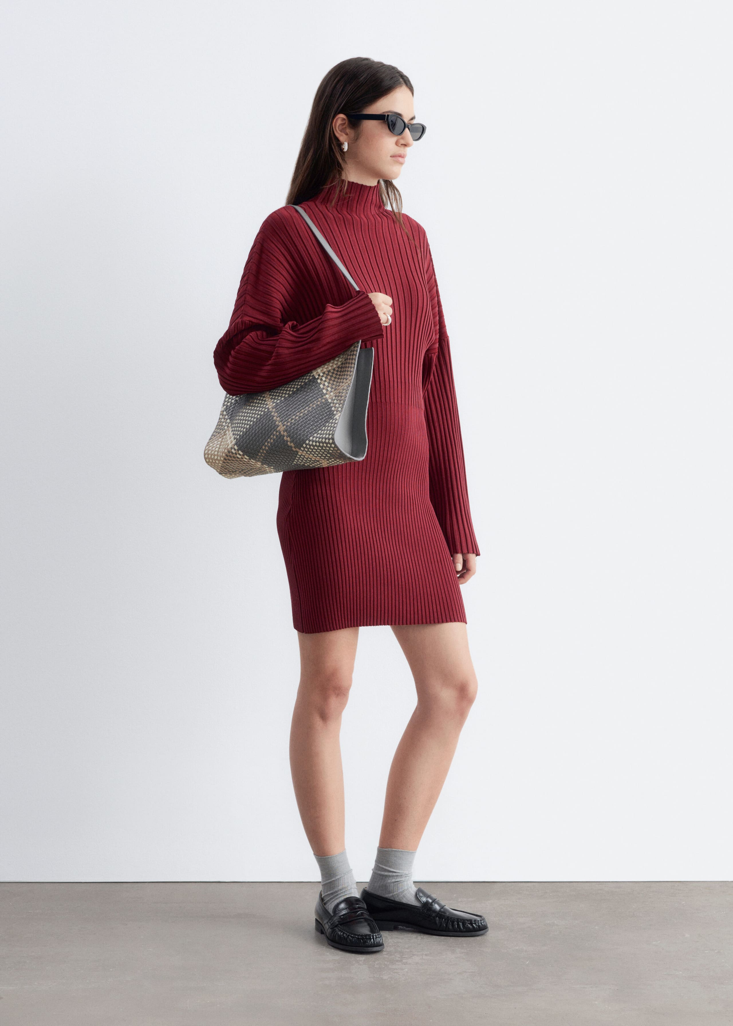 Sukienka w prążki z półgolfem – Ciemnoczerwony – Lookbook