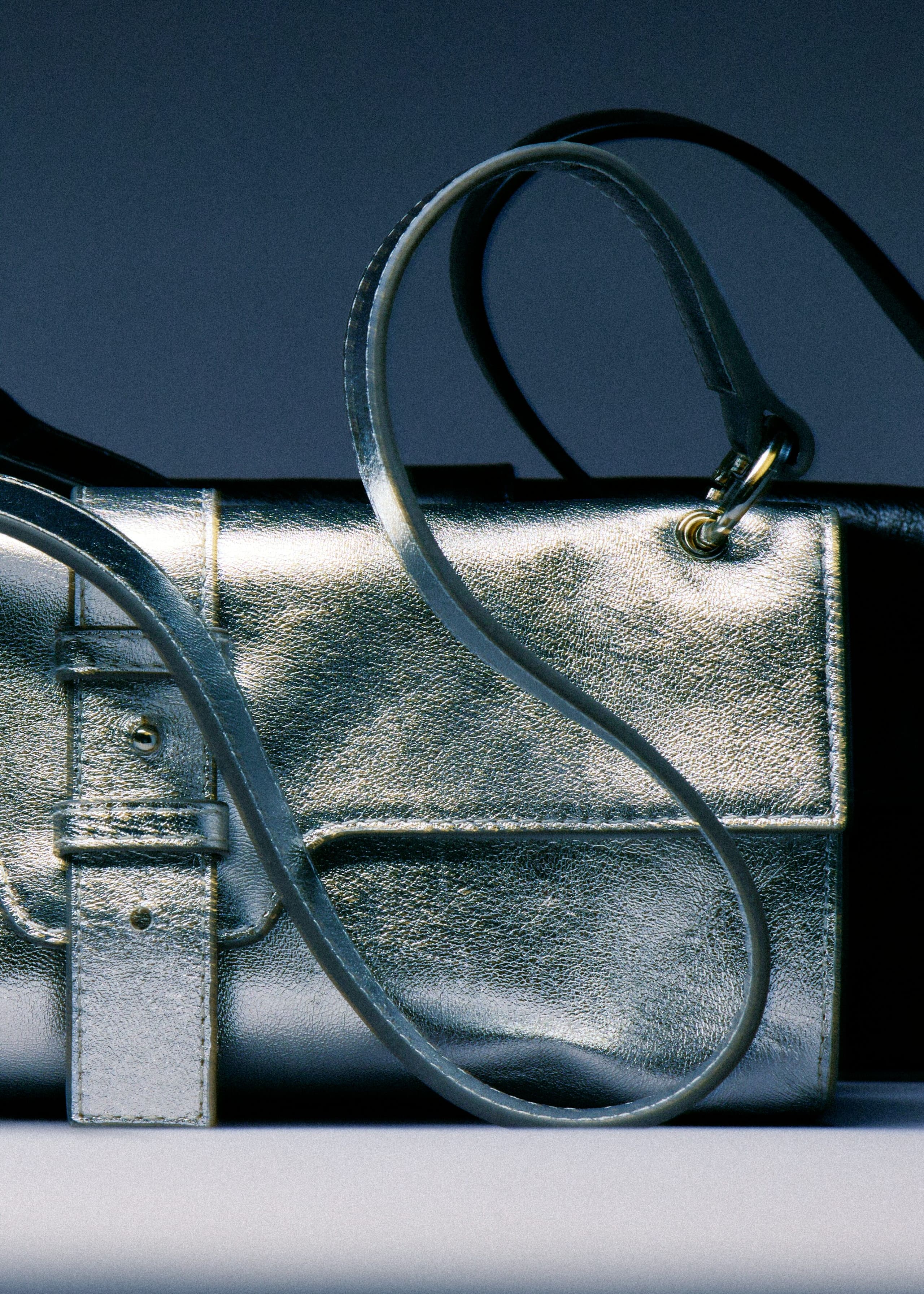 Image of Liten axelremsväska i läder