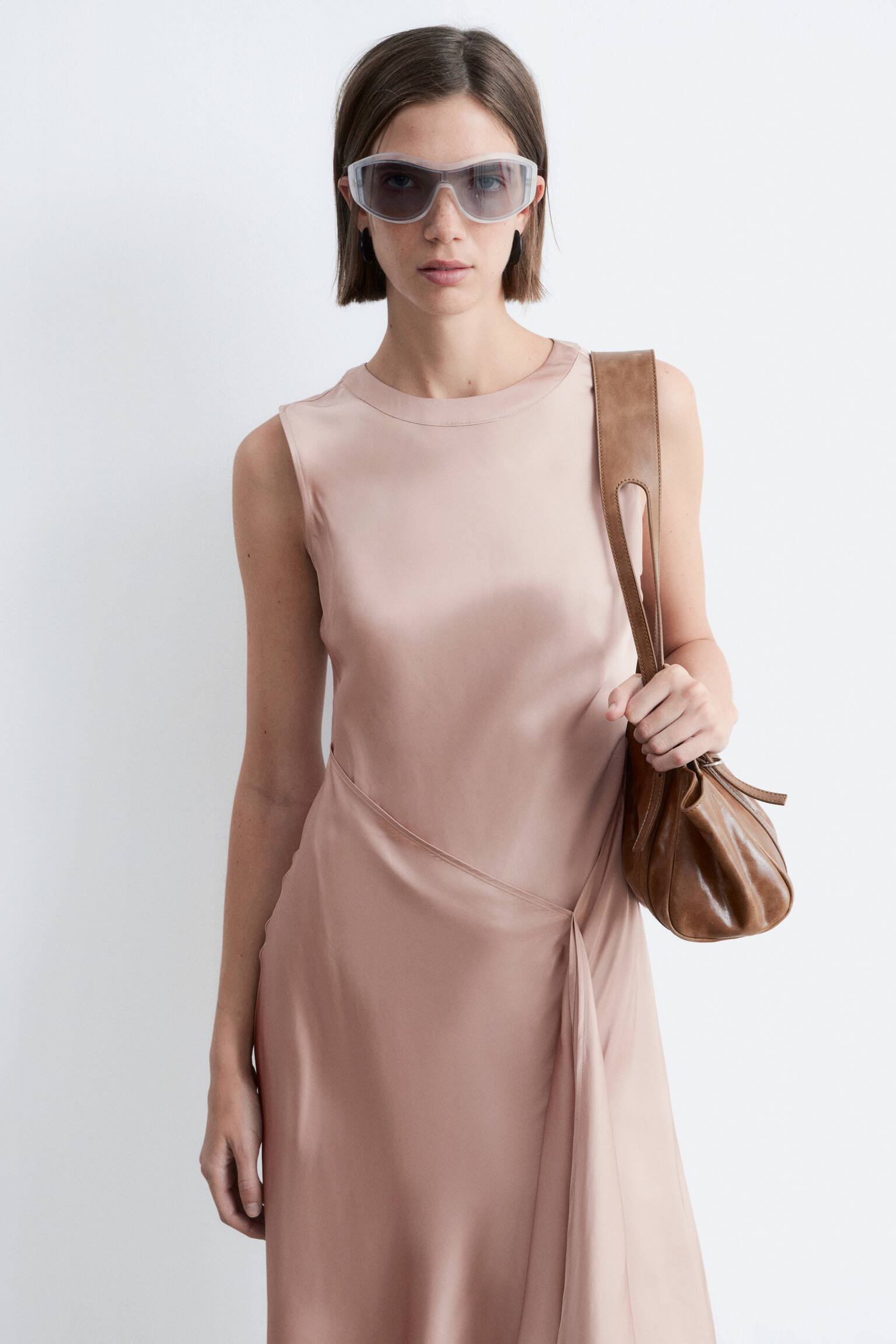 Abito midi in raso asimmetrico - Rosa polvere/Nero - 5