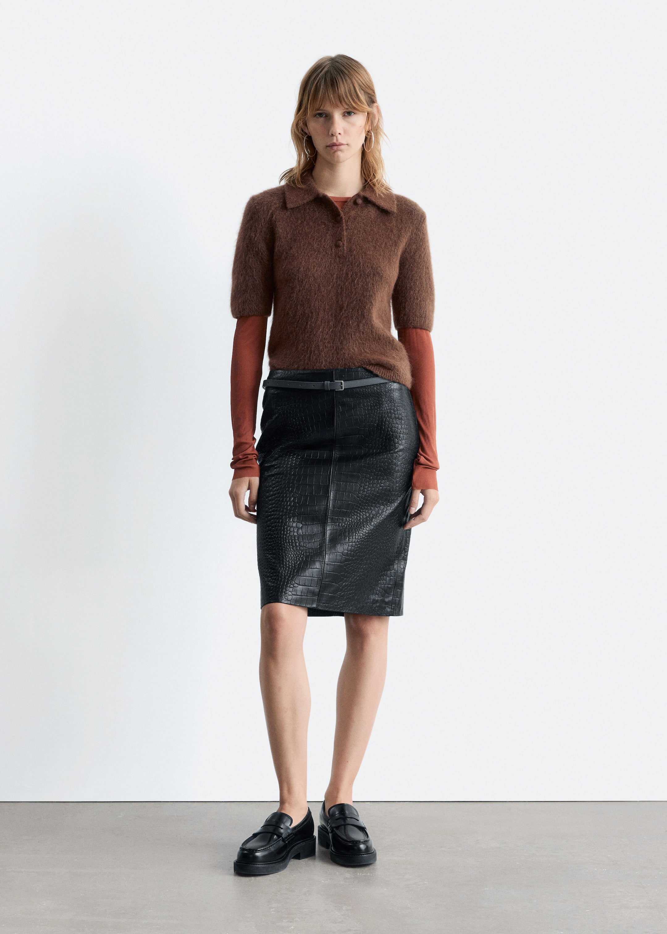 Zobrazit větší obrázek: Brushed Knit Polo T-Shirt - Tmavě hnědá - ŽENY | H&M CZ 1