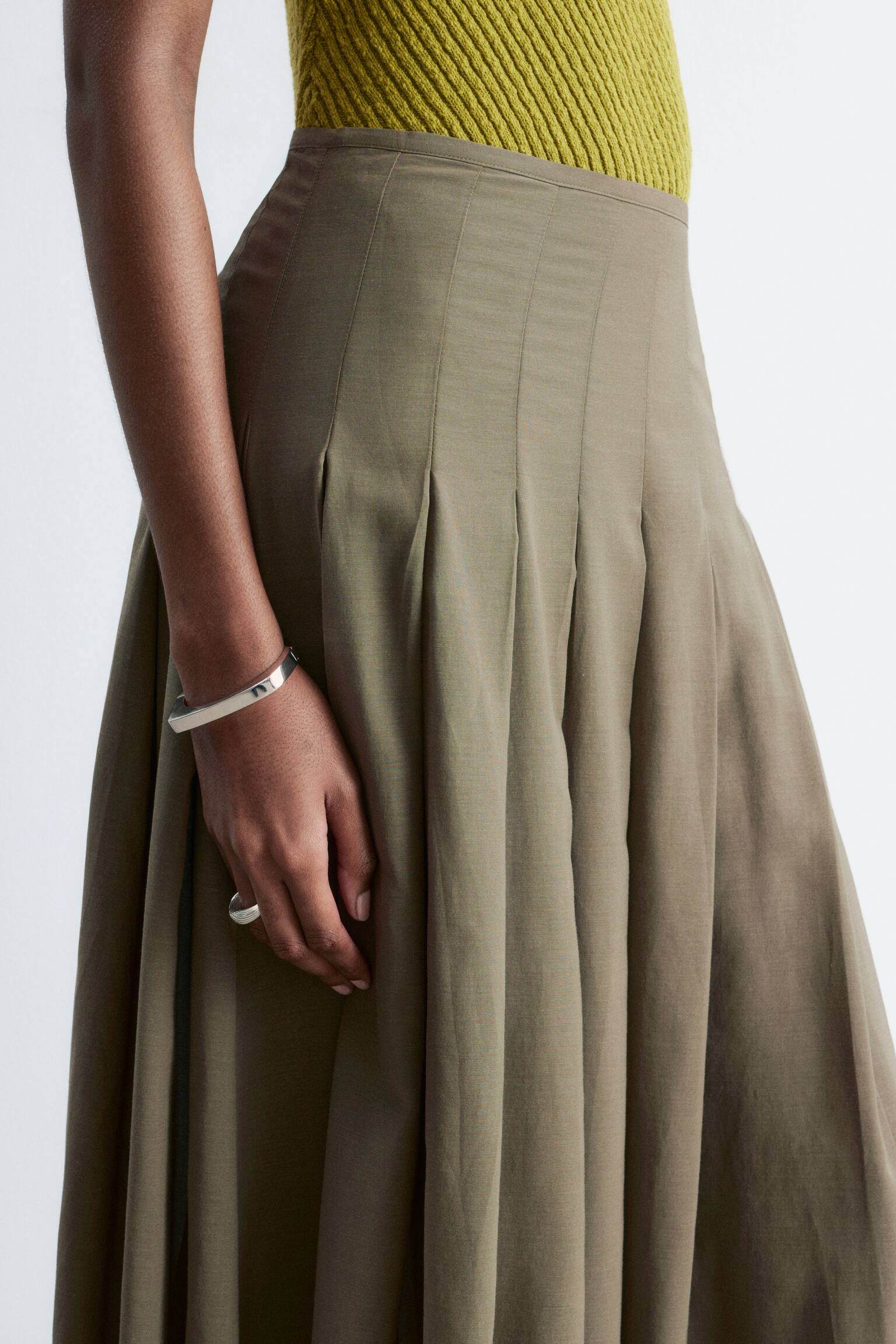 Plisovaná midi sukně - Khaki zelená - 7