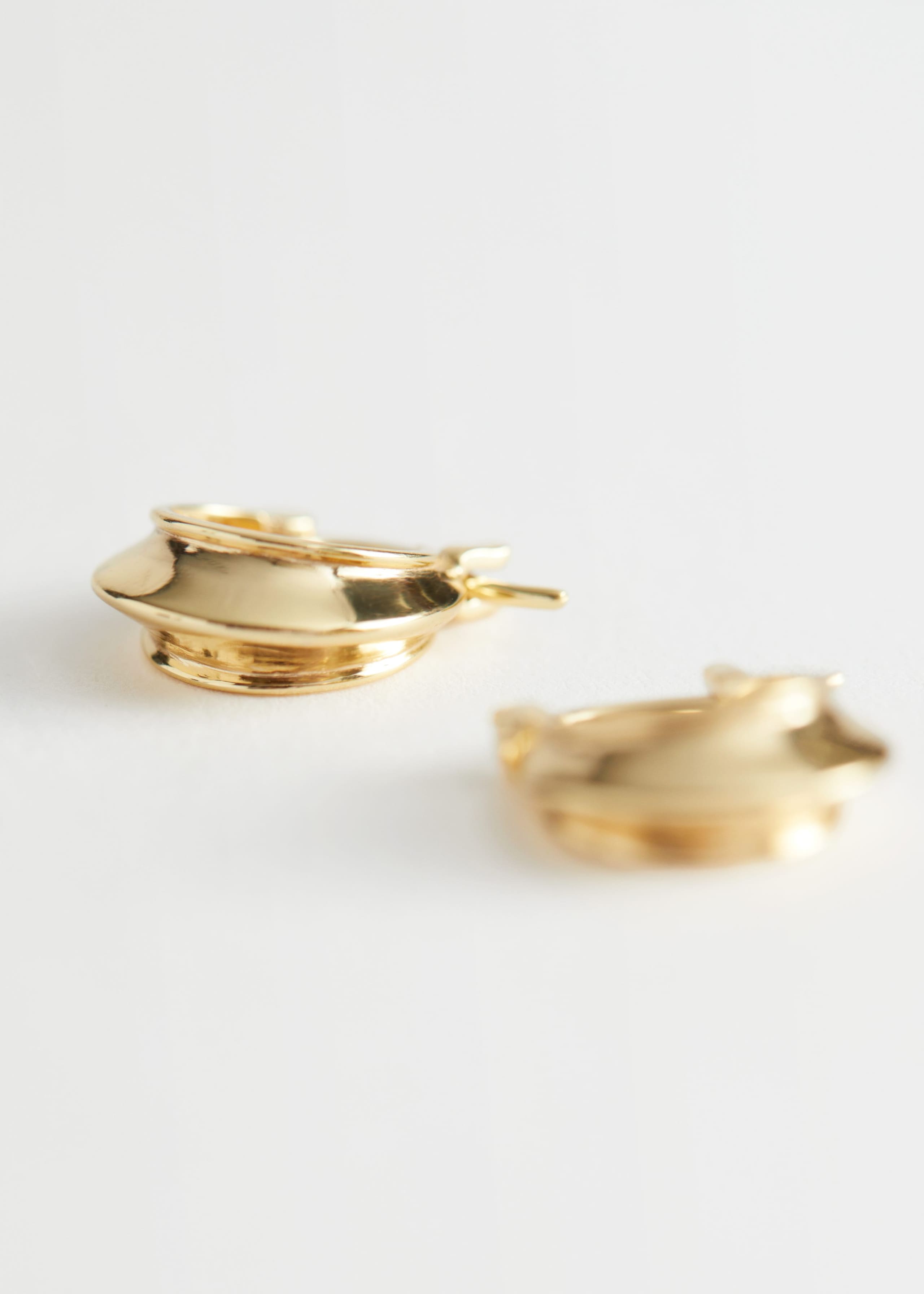 Chunky Mini Hoop Earrings - Gold - Natura morta
