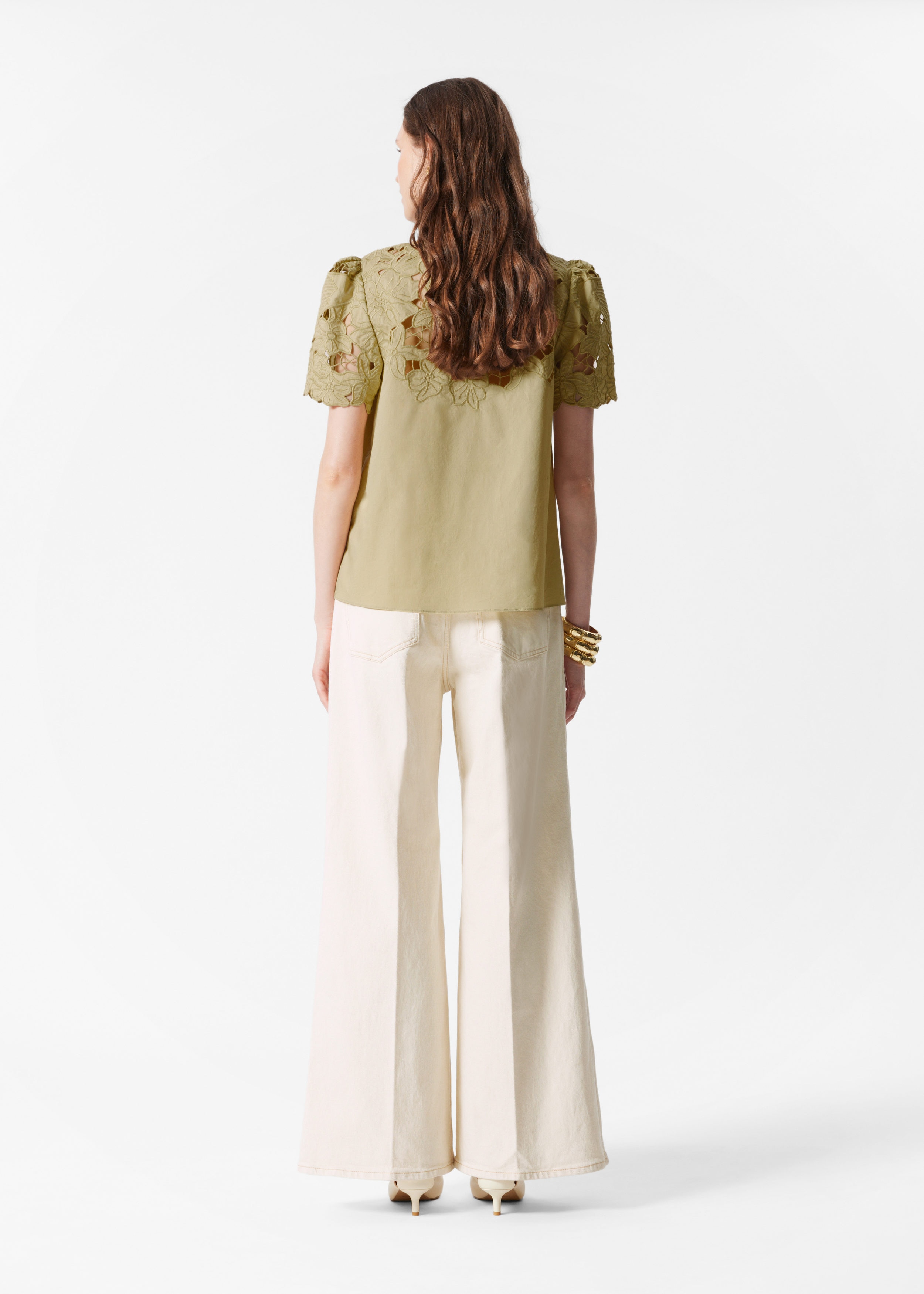 Image of Blusa de manga corta con bordado floral