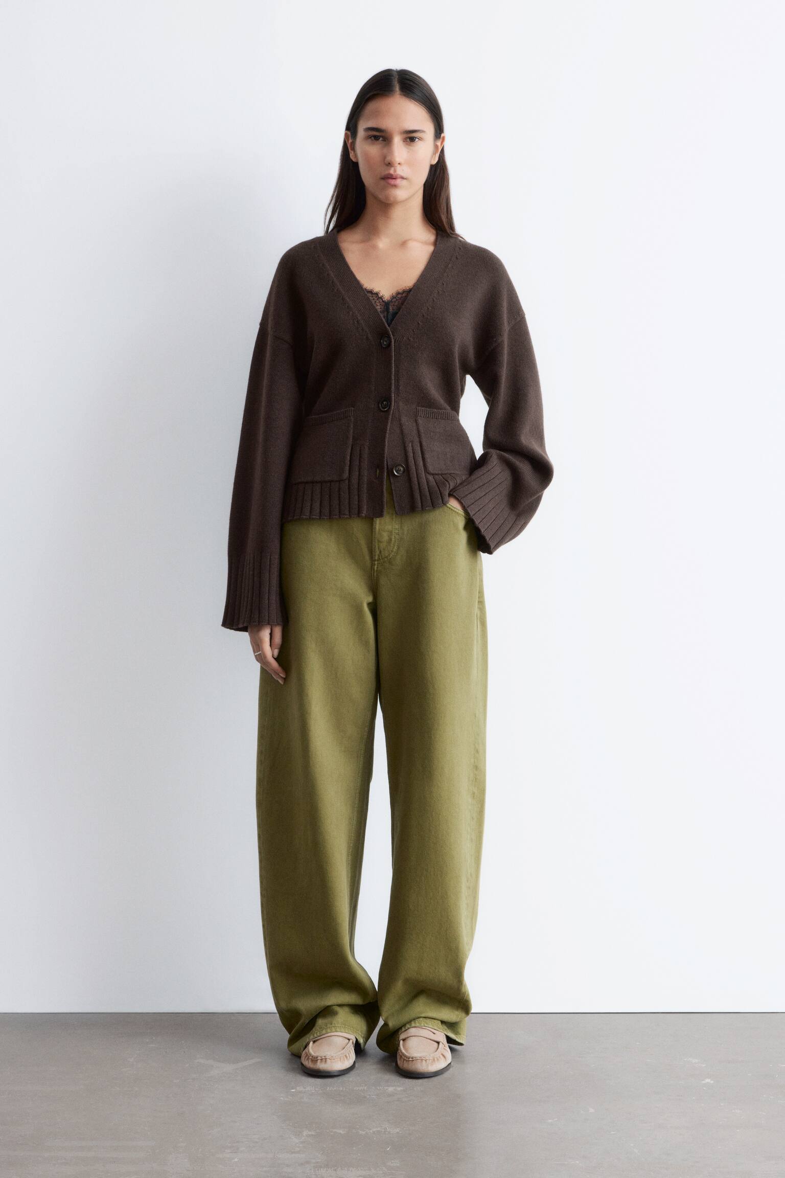 Vyötäröä korostava neuletakki - Tummanruskea/Beige/Tummanharmaa - 4