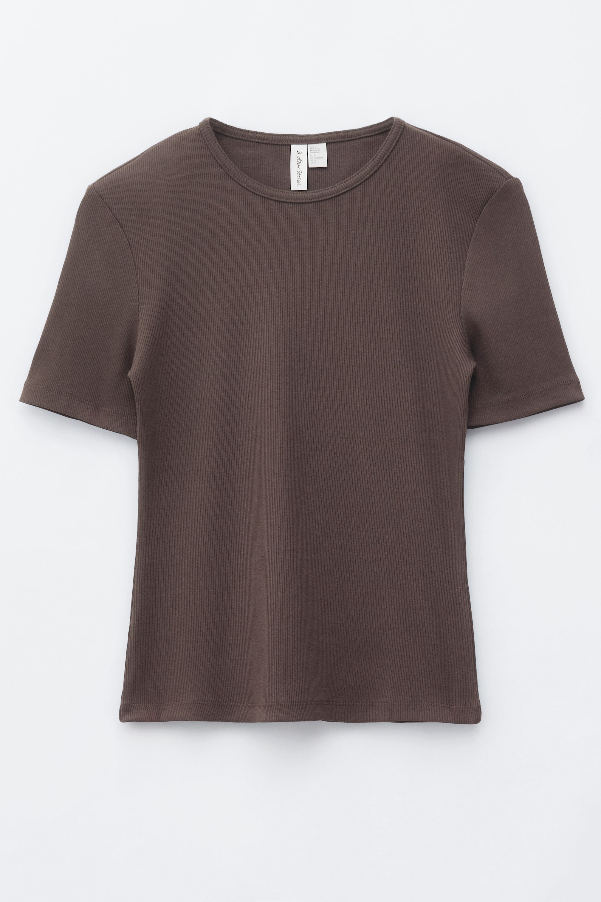 Преглед на по-голямо изображение: Тъмнокафява, рипсена тениска е представена отпред, с кръгло деколте, къси ръкави и прилепнала кройка.