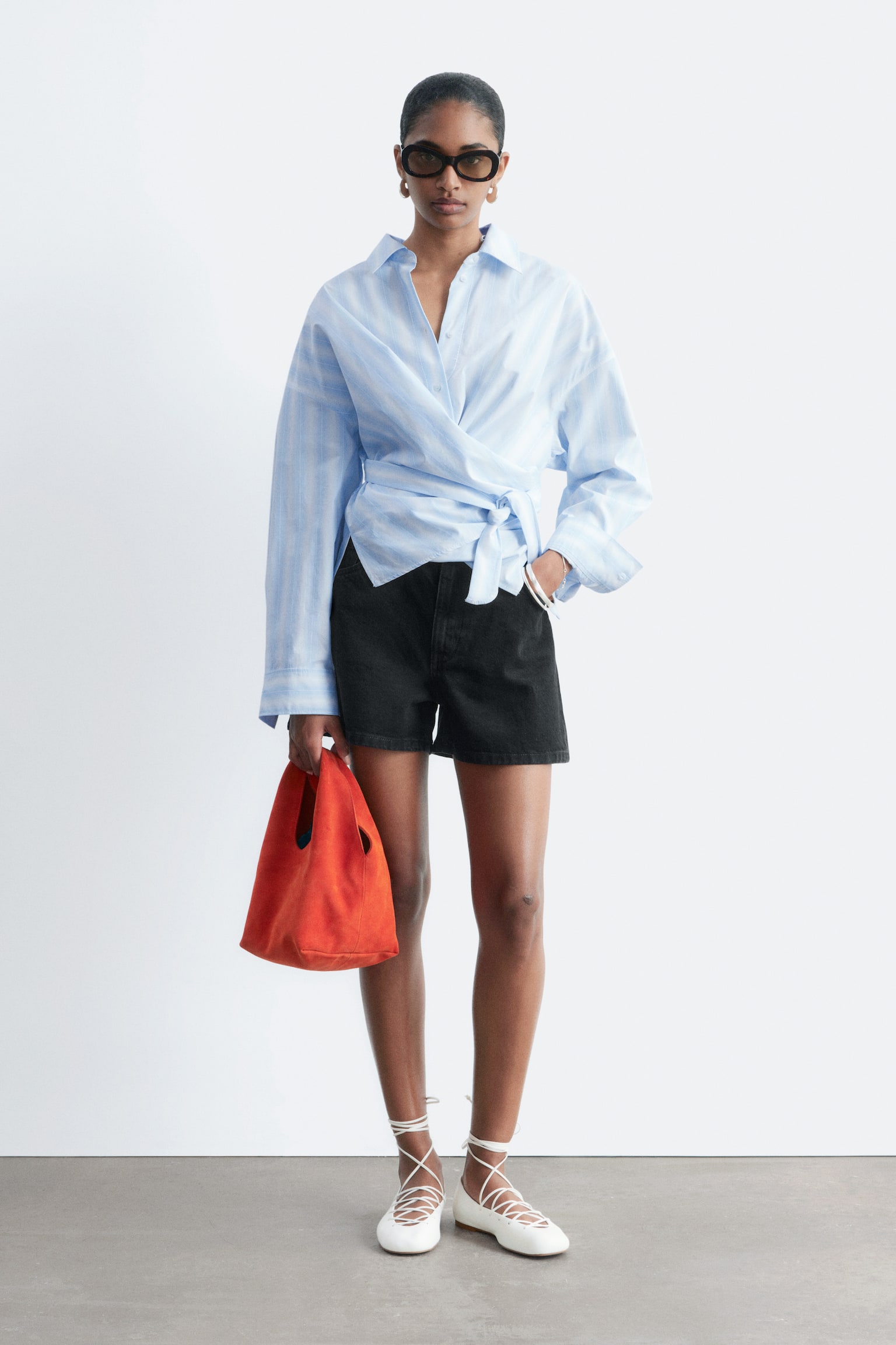 Avslappnade denimshorts - Svart/Mellanblå - 1