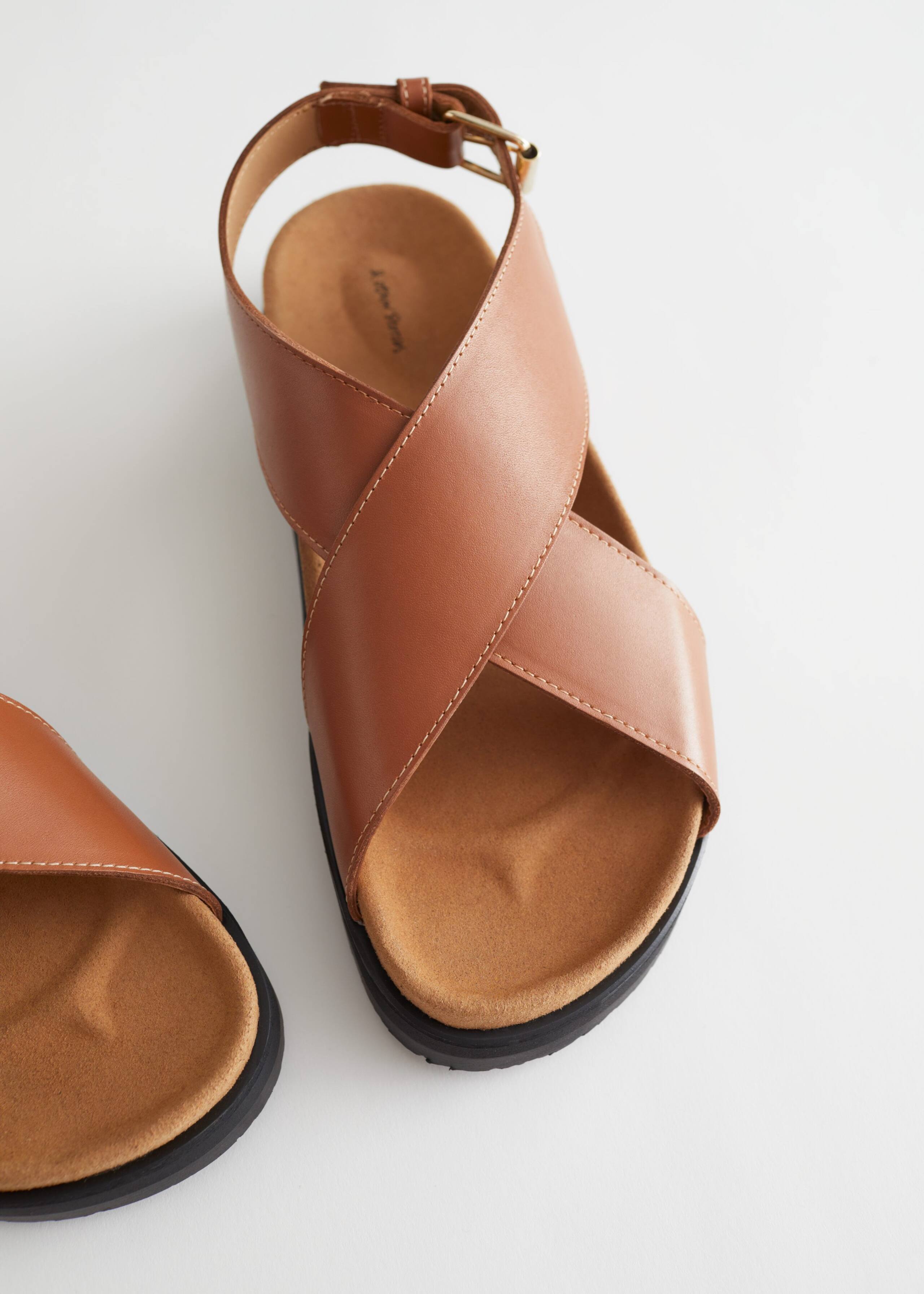 CrissCrossLeatherSandal - {{variantName}} - Detalle descriptivo