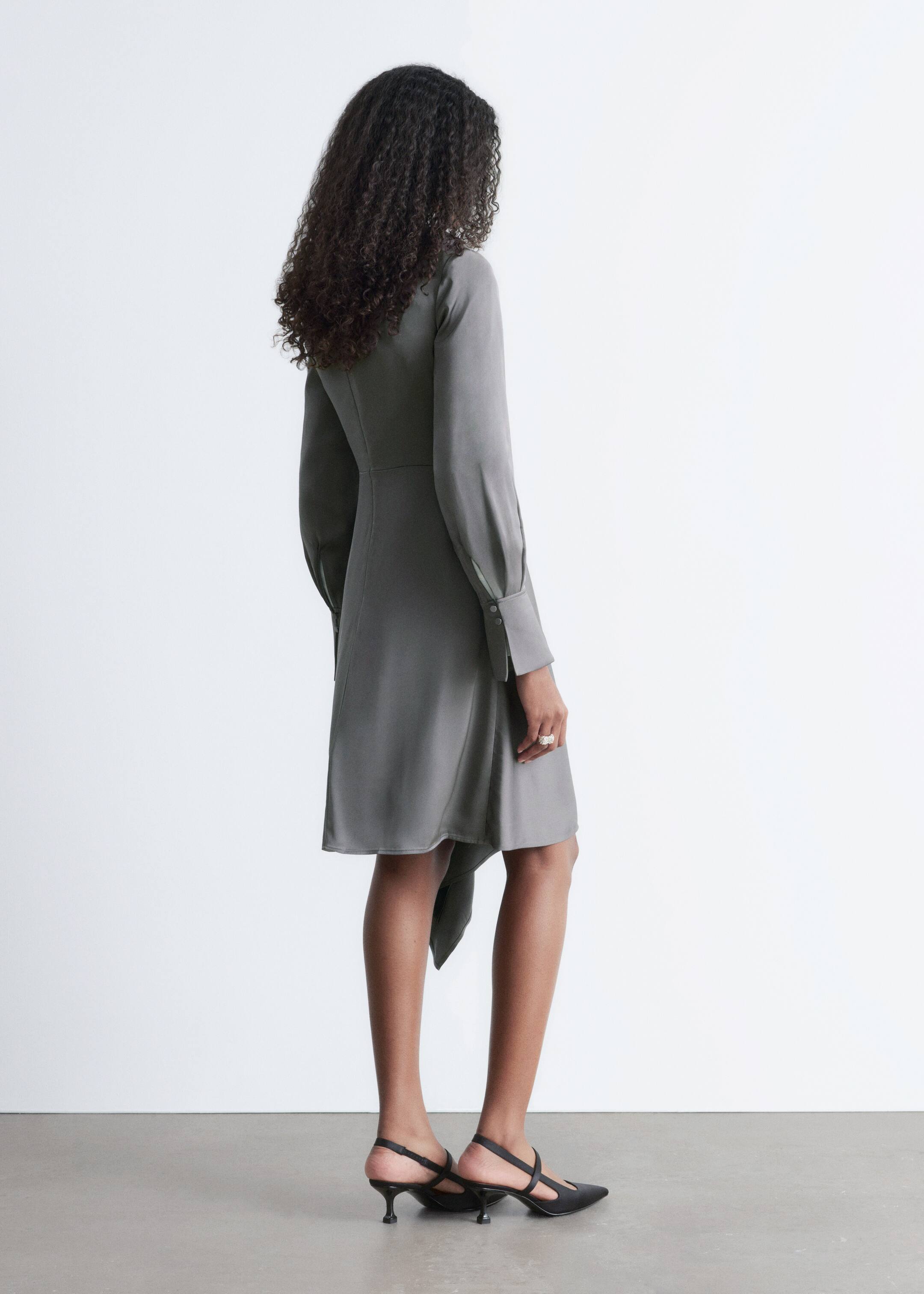 Se større billede: Asymmetrisk minikjole med lange ærmer - Grå sølv - DAME | H&M DK 4