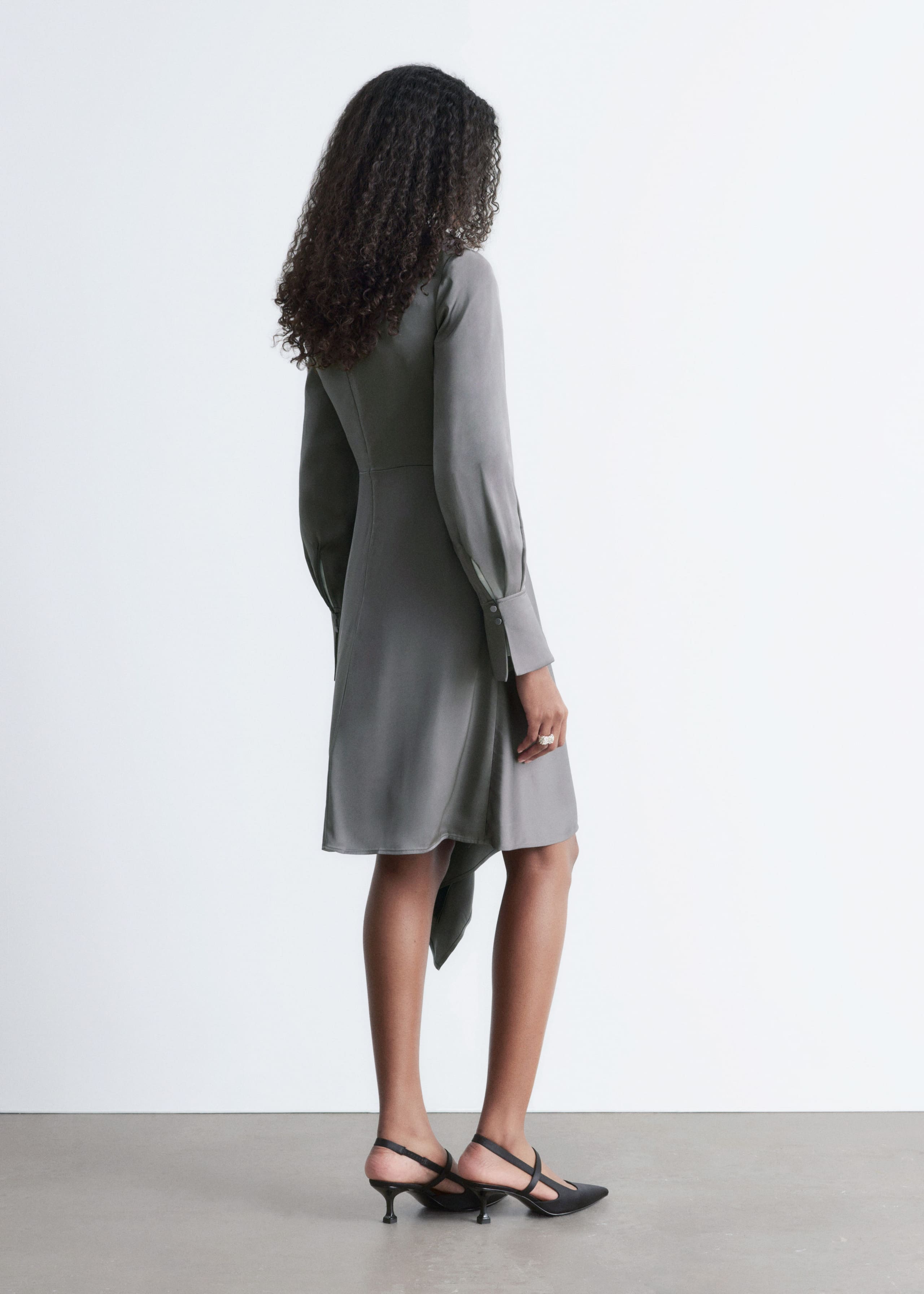 Robe courte asymétrique à manches longues - Noir à motif fleuri - Lookbook