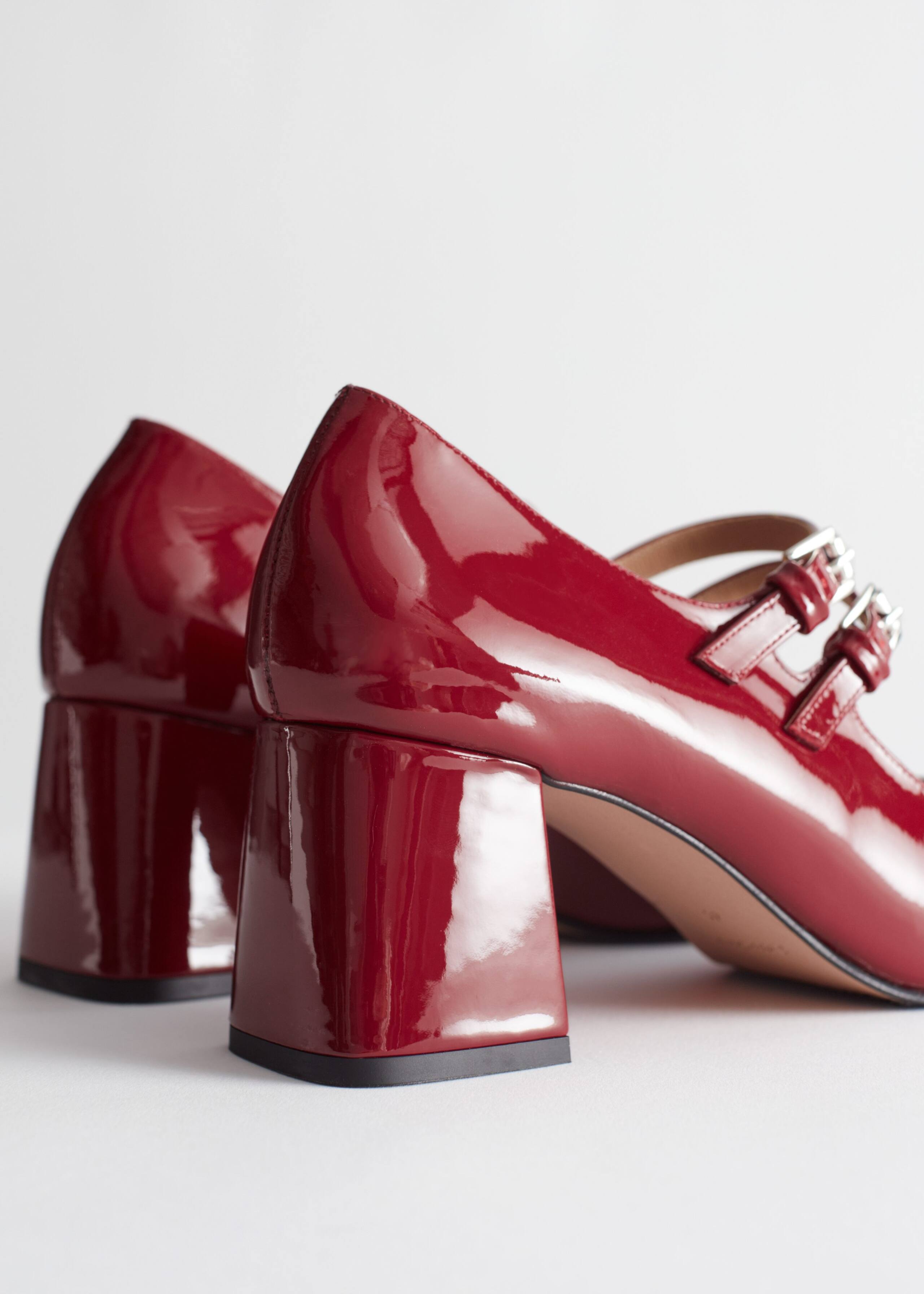 PatentLeatherMaryJanePumps - {{variantName}} - Descrizione dettagliata