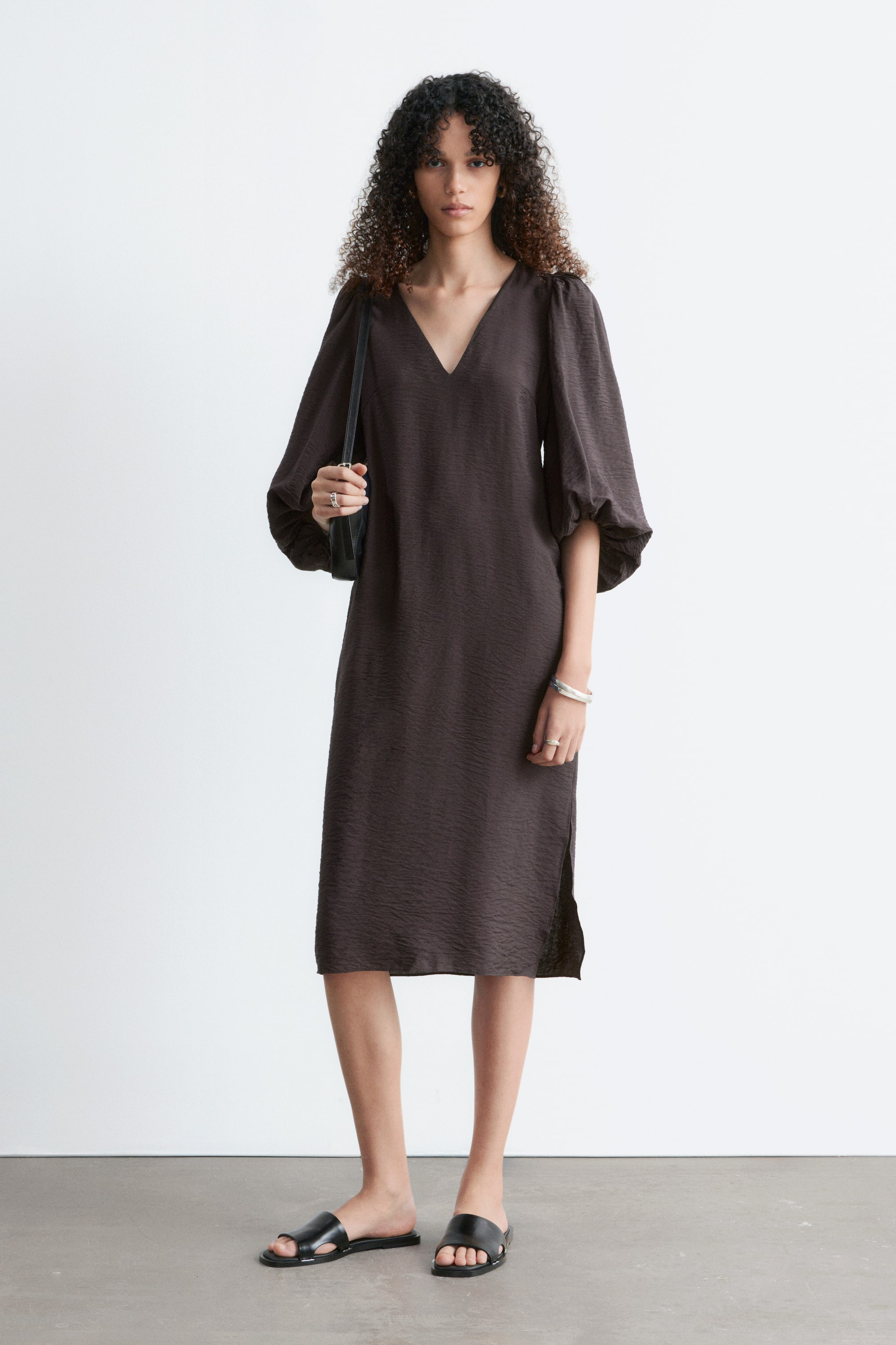 Se større billede: Midikjole med pufærmer og V-hals - Mørkebrun - DAME | H&M DK 1